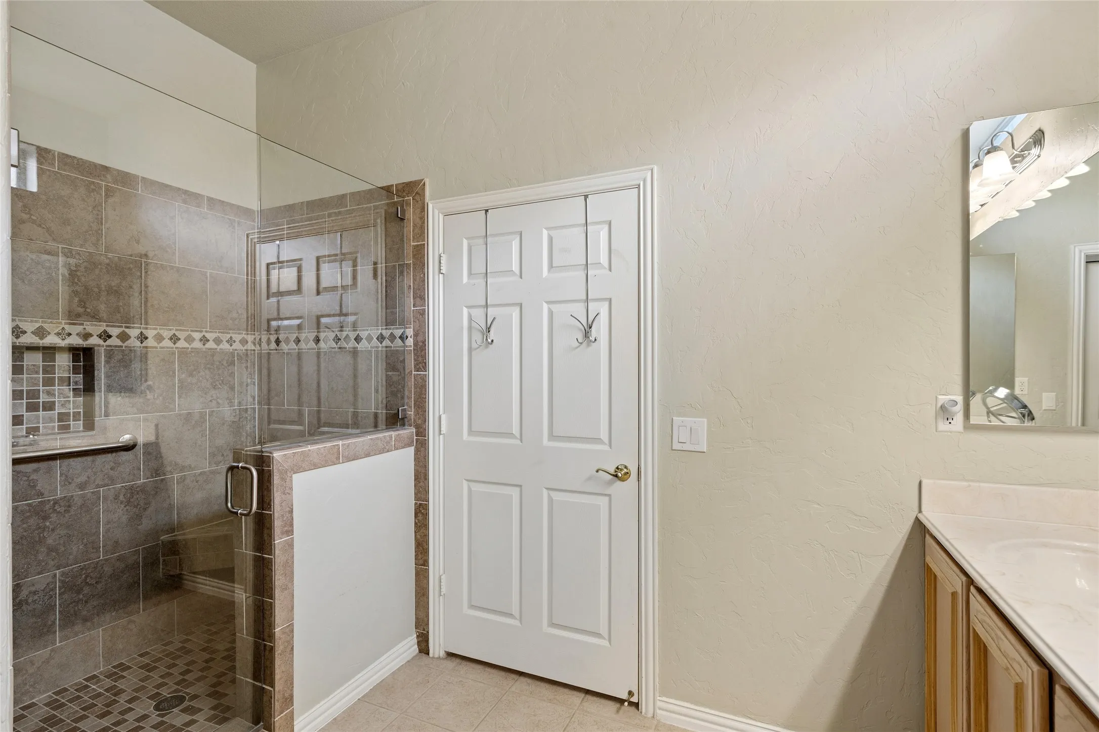 Ensuite bath with open shower concept with bench