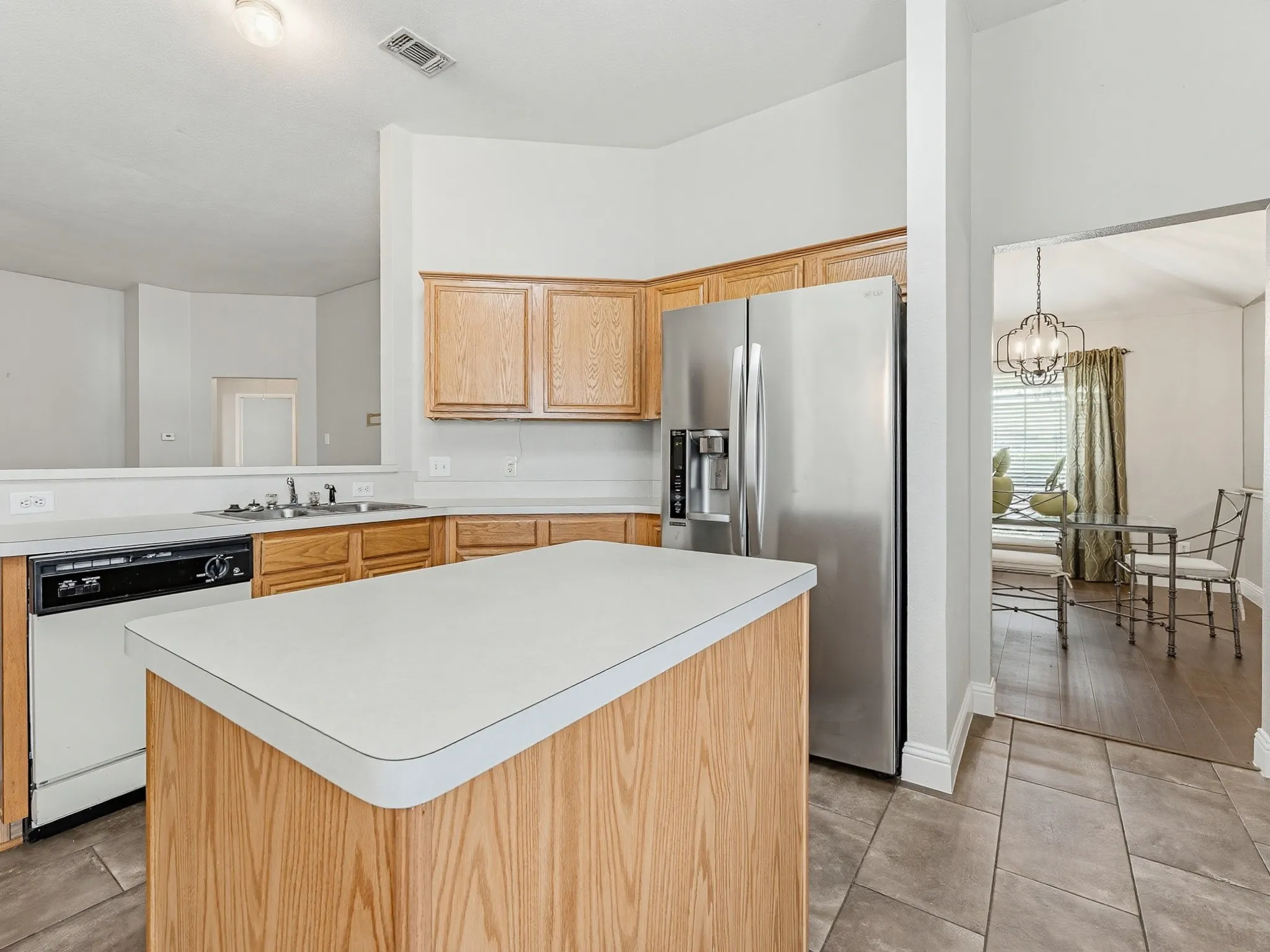Single Family Residence For Sale in Dallas County , 464 Maplegrove Road, Cedar Hill, Texas 75104, 3 Bedroom, 2 Bathroom, 2 Garage spaces, 1,733 Sqft, built in 1999, mls#21240554, Real Estate Agent in Cedar Hill, Homes For Sale in Dallas county, Homes For Sale in Cedar Hill, Realtor in Cedar Hill Texas, Real Estate Brokerage Independent Realty Texas, Luminita Cordes Realtor