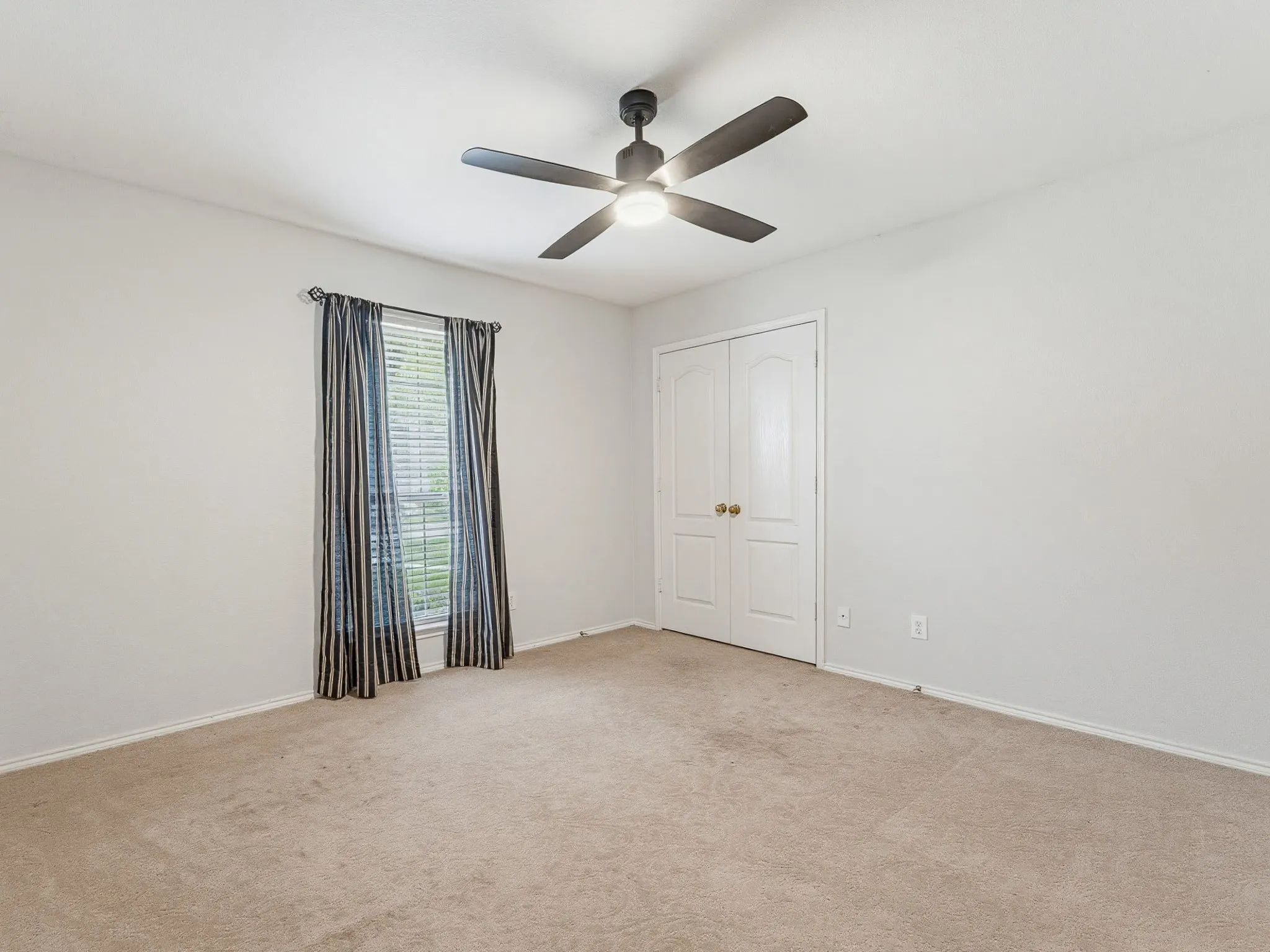 Single Family Residence For Sale in Dallas County , 464 Maplegrove Road, Cedar Hill, Texas 75104, 3 Bedroom, 2 Bathroom, 2 Garage spaces, 1,733 Sqft, built in 1999, mls#21240554, Real Estate Agent in Cedar Hill, Homes For Sale in Dallas county, Homes For Sale in Cedar Hill, Realtor in Cedar Hill Texas, Real Estate Brokerage Independent Realty Texas, Luminita Cordes Realtor