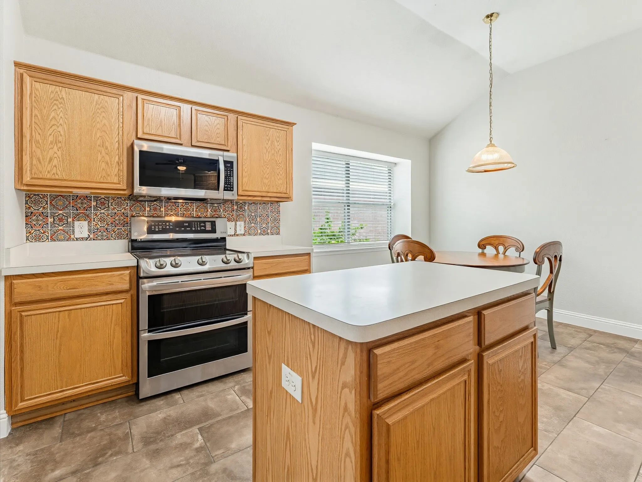 Single Family Residence For Sale in Dallas County , 464 Maplegrove Road, Cedar Hill, Texas 75104, 3 Bedroom, 2 Bathroom, 2 Garage spaces, 1,733 Sqft, built in 1999, mls#21240554, Real Estate Agent in Cedar Hill, Homes For Sale in Dallas county, Homes For Sale in Cedar Hill, Realtor in Cedar Hill Texas, Real Estate Brokerage Independent Realty Texas, Luminita Cordes Realtor