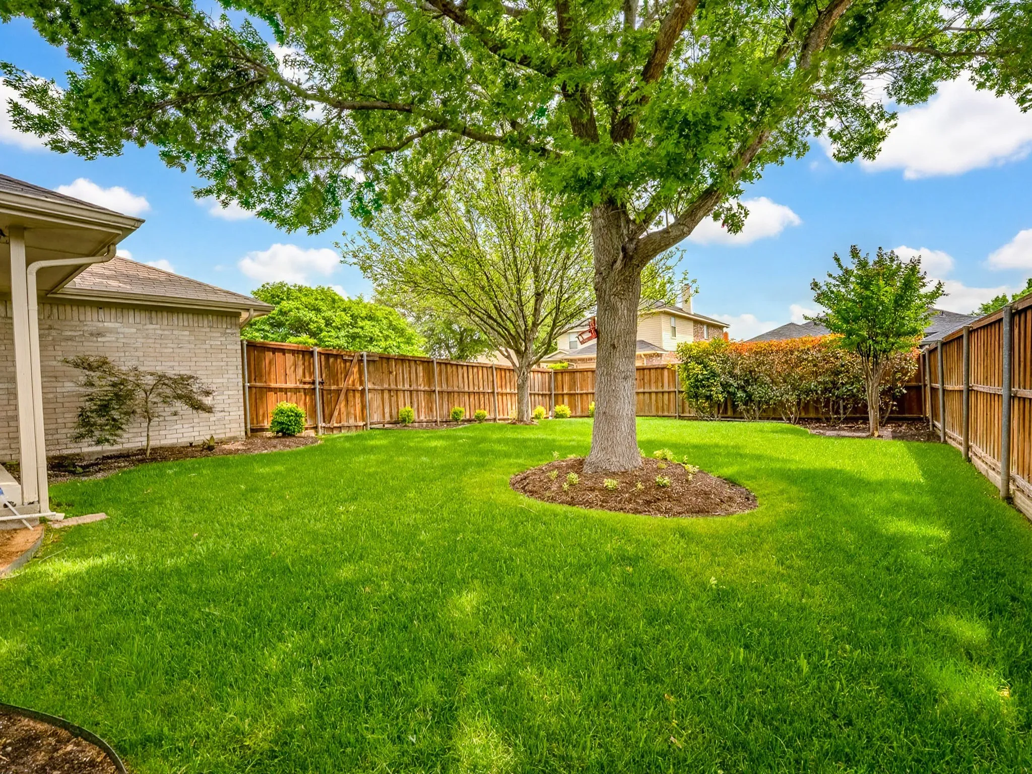 Single Family Residence For Sale in Dallas County , 464 Maplegrove Road, Cedar Hill, Texas 75104, 3 Bedroom, 2 Bathroom, 2 Garage spaces, 1,733 Sqft, built in 1999, mls#21240554, Real Estate Agent in Cedar Hill, Homes For Sale in Dallas county, Homes For Sale in Cedar Hill, Realtor in Cedar Hill Texas, Real Estate Brokerage Independent Realty Texas, Luminita Cordes Realtor