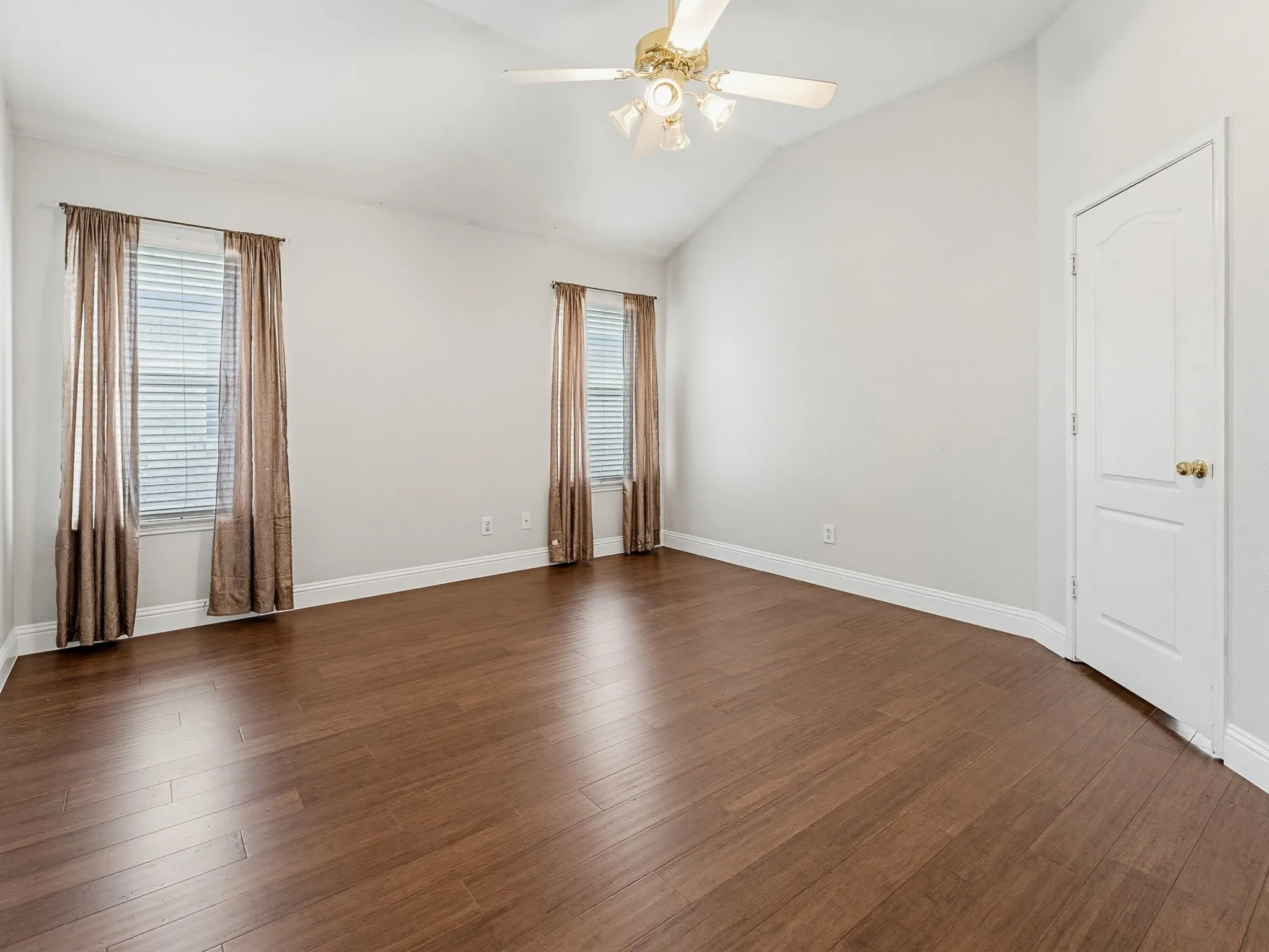 Single Family Residence For Sale in Dallas County , 464 Maplegrove Road, Cedar Hill, Texas 75104, 3 Bedroom, 2 Bathroom, 2 Garage spaces, 1,733 Sqft, built in 1999, mls#21240554, Real Estate Agent in Cedar Hill, Homes For Sale in Dallas county, Homes For Sale in Cedar Hill, Realtor in Cedar Hill Texas, Real Estate Brokerage Independent Realty Texas, Luminita Cordes Realtor