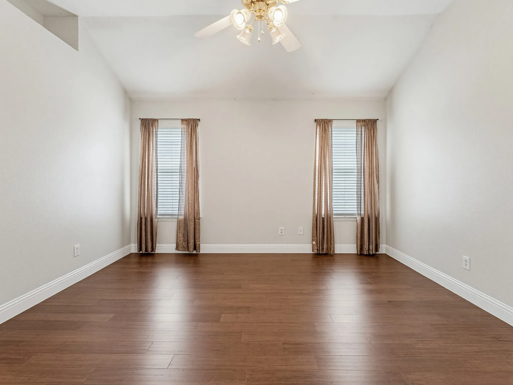 Single Family Residence For Sale in Dallas County , 464 Maplegrove Road, Cedar Hill, Texas 75104, 3 Bedroom, 2 Bathroom, 2 Garage spaces, 1,733 Sqft, built in 1999, mls#21240554, Real Estate Agent in Cedar Hill, Homes For Sale in Dallas county, Homes For Sale in Cedar Hill, Realtor in Cedar Hill Texas, Real Estate Brokerage Independent Realty Texas, Luminita Cordes Realtor