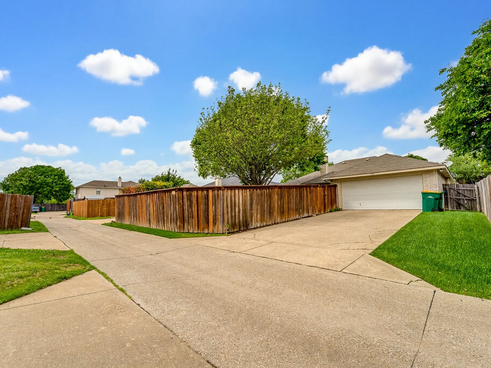 Single Family Residence For Sale in Dallas County , 464 Maplegrove Road, Cedar Hill, Texas 75104, 3 Bedroom, 2 Bathroom, 2 Garage spaces, 1,733 Sqft, built in 1999, mls#21240554, Real Estate Agent in Cedar Hill, Homes For Sale in Dallas county, Homes For Sale in Cedar Hill, Realtor in Cedar Hill Texas, Real Estate Brokerage Independent Realty Texas, Luminita Cordes Realtor