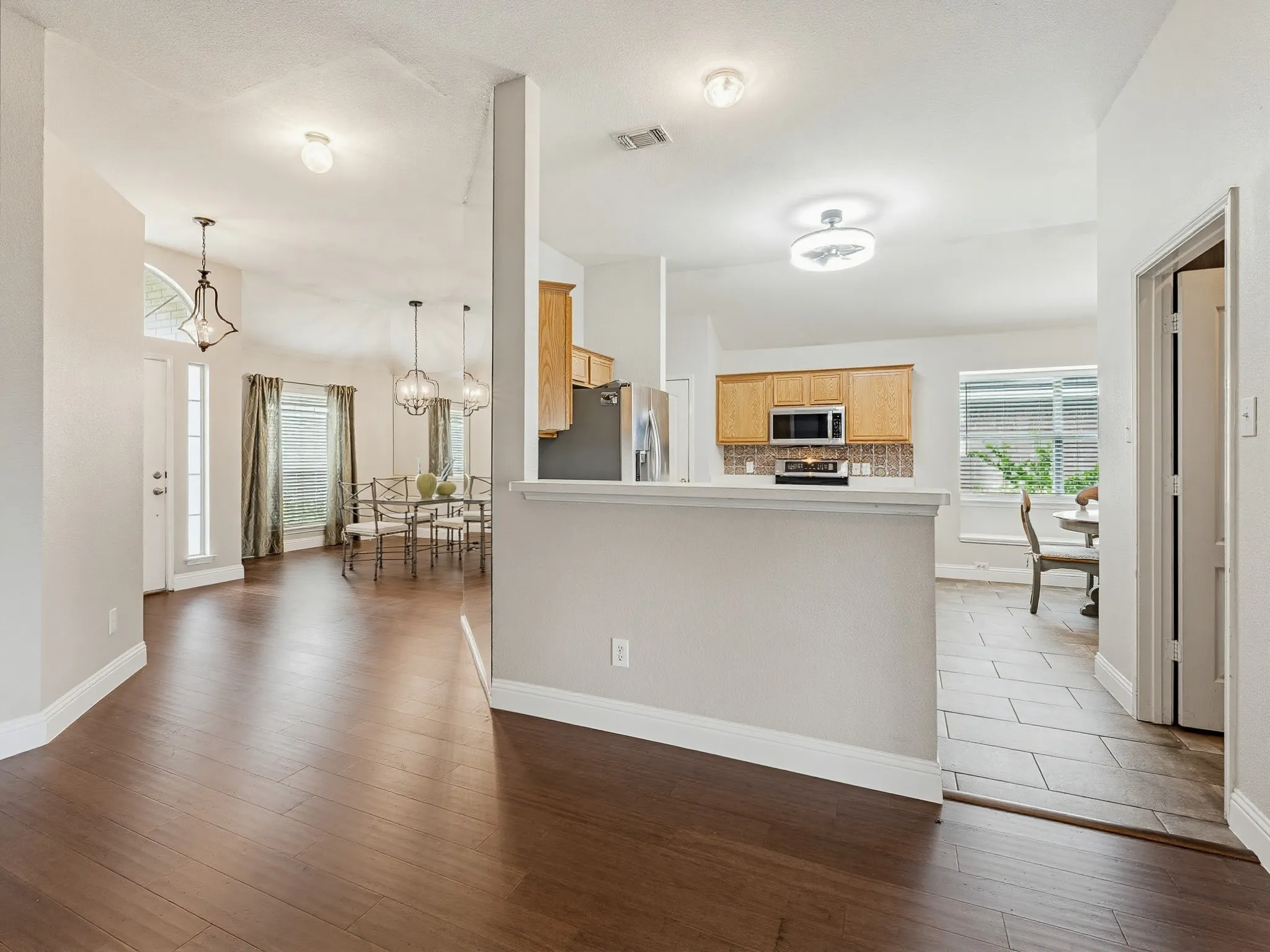 Single Family Residence For Sale in Dallas County , 464 Maplegrove Road, Cedar Hill, Texas 75104, 3 Bedroom, 2 Bathroom, 2 Garage spaces, 1,733 Sqft, built in 1999, mls#21240554, Real Estate Agent in Cedar Hill, Homes For Sale in Dallas county, Homes For Sale in Cedar Hill, Realtor in Cedar Hill Texas, Real Estate Brokerage Independent Realty Texas, Luminita Cordes Realtor
