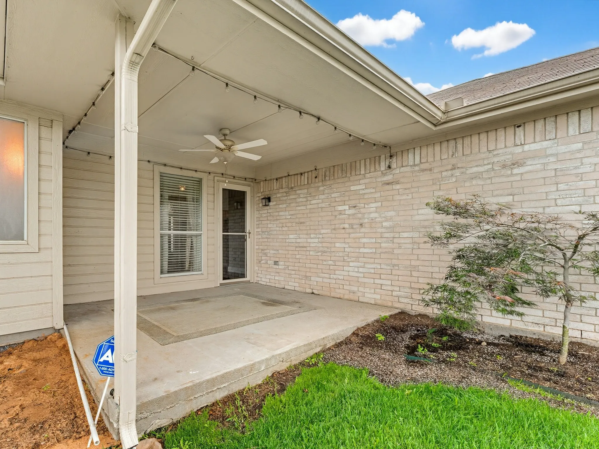 Single Family Residence For Sale in Dallas County , 464 Maplegrove Road, Cedar Hill, Texas 75104, 3 Bedroom, 2 Bathroom, 2 Garage spaces, 1,733 Sqft, built in 1999, mls#21240554, Real Estate Agent in Cedar Hill, Homes For Sale in Dallas county, Homes For Sale in Cedar Hill, Realtor in Cedar Hill Texas, Real Estate Brokerage Independent Realty Texas, Luminita Cordes Realtor