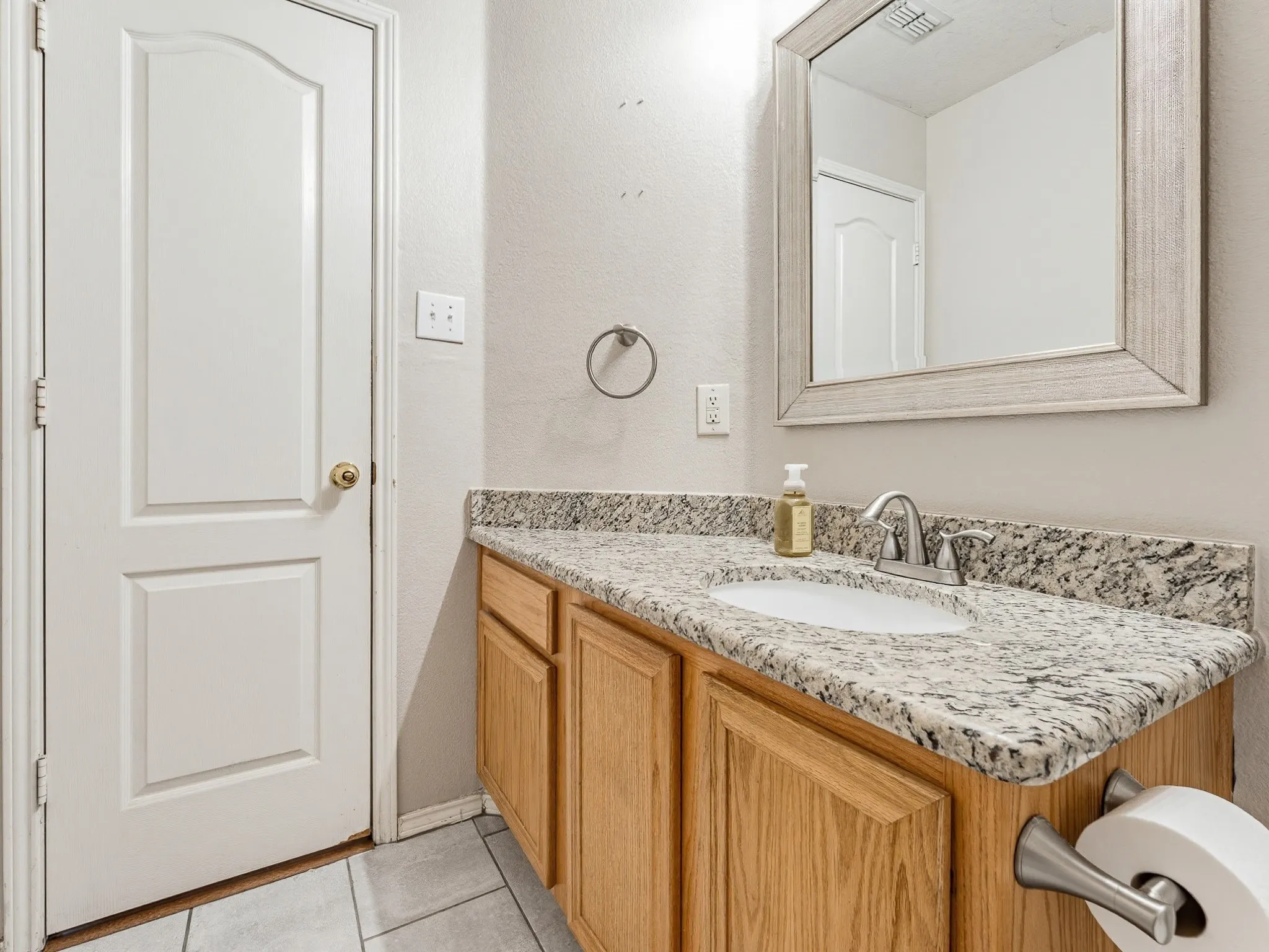 Single Family Residence For Sale in Dallas County , 464 Maplegrove Road, Cedar Hill, Texas 75104, 3 Bedroom, 2 Bathroom, 2 Garage spaces, 1,733 Sqft, built in 1999, mls#21240554, Real Estate Agent in Cedar Hill, Homes For Sale in Dallas county, Homes For Sale in Cedar Hill, Realtor in Cedar Hill Texas, Real Estate Brokerage Independent Realty Texas, Luminita Cordes Realtor