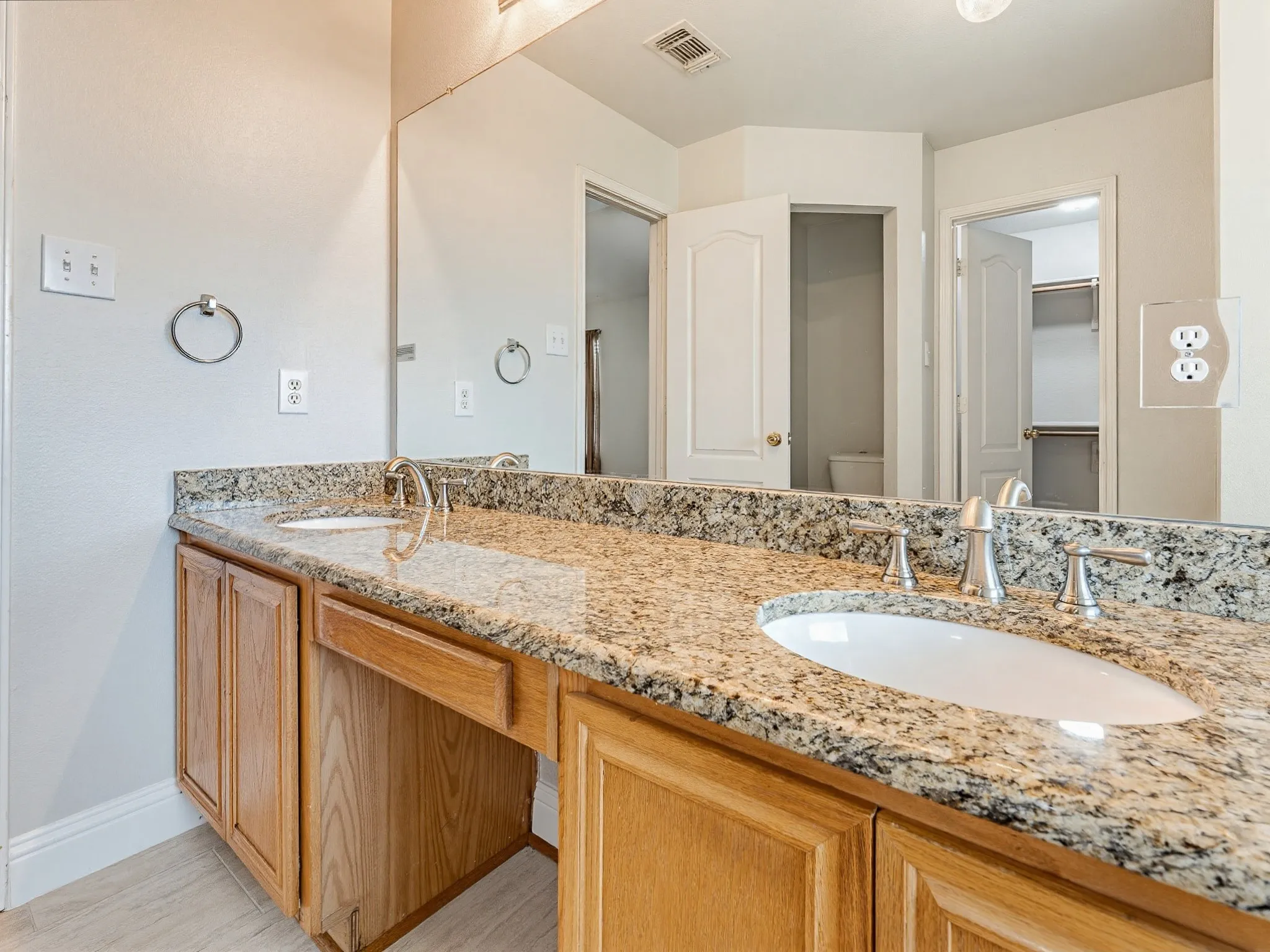 Single Family Residence For Sale in Dallas County , 464 Maplegrove Road, Cedar Hill, Texas 75104, 3 Bedroom, 2 Bathroom, 2 Garage spaces, 1,733 Sqft, built in 1999, mls#21240554, Real Estate Agent in Cedar Hill, Homes For Sale in Dallas county, Homes For Sale in Cedar Hill, Realtor in Cedar Hill Texas, Real Estate Brokerage Independent Realty Texas, Luminita Cordes Realtor