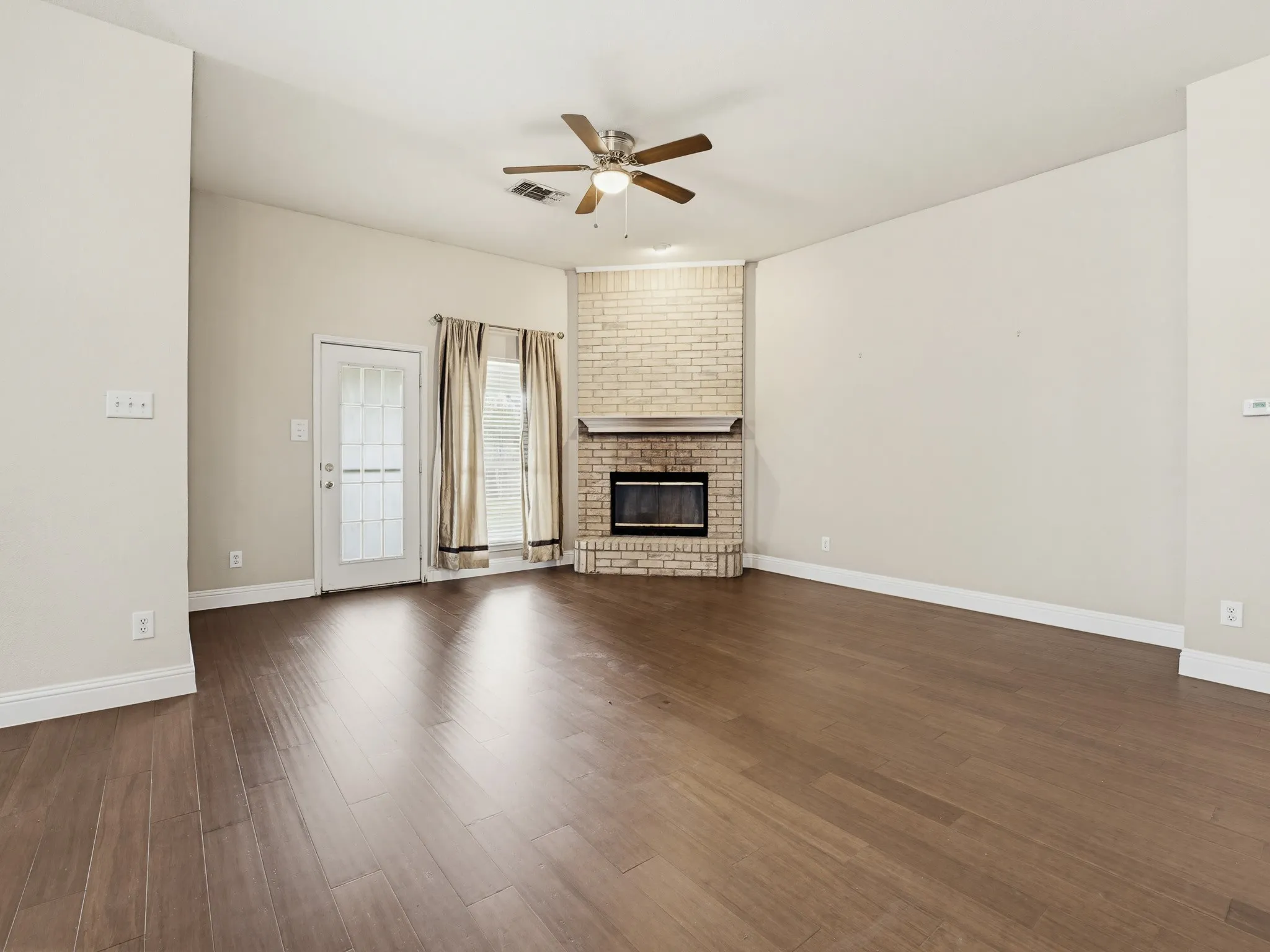 Single Family Residence For Sale in Dallas County , 464 Maplegrove Road, Cedar Hill, Texas 75104, 3 Bedroom, 2 Bathroom, 2 Garage spaces, 1,733 Sqft, built in 1999, mls#21240554, Real Estate Agent in Cedar Hill, Homes For Sale in Dallas county, Homes For Sale in Cedar Hill, Realtor in Cedar Hill Texas, Real Estate Brokerage Independent Realty Texas, Luminita Cordes Realtor