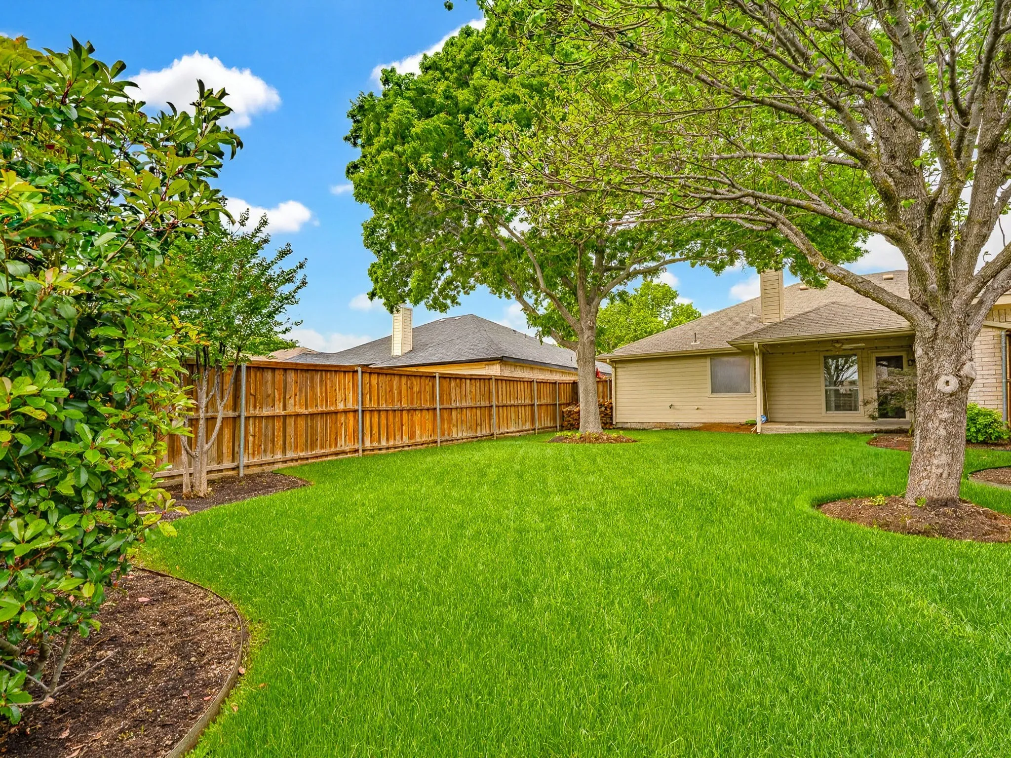Single Family Residence For Sale in Dallas County , 464 Maplegrove Road, Cedar Hill, Texas 75104, 3 Bedroom, 2 Bathroom, 2 Garage spaces, 1,733 Sqft, built in 1999, mls#21240554, Real Estate Agent in Cedar Hill, Homes For Sale in Dallas county, Homes For Sale in Cedar Hill, Realtor in Cedar Hill Texas, Real Estate Brokerage Independent Realty Texas, Luminita Cordes Realtor