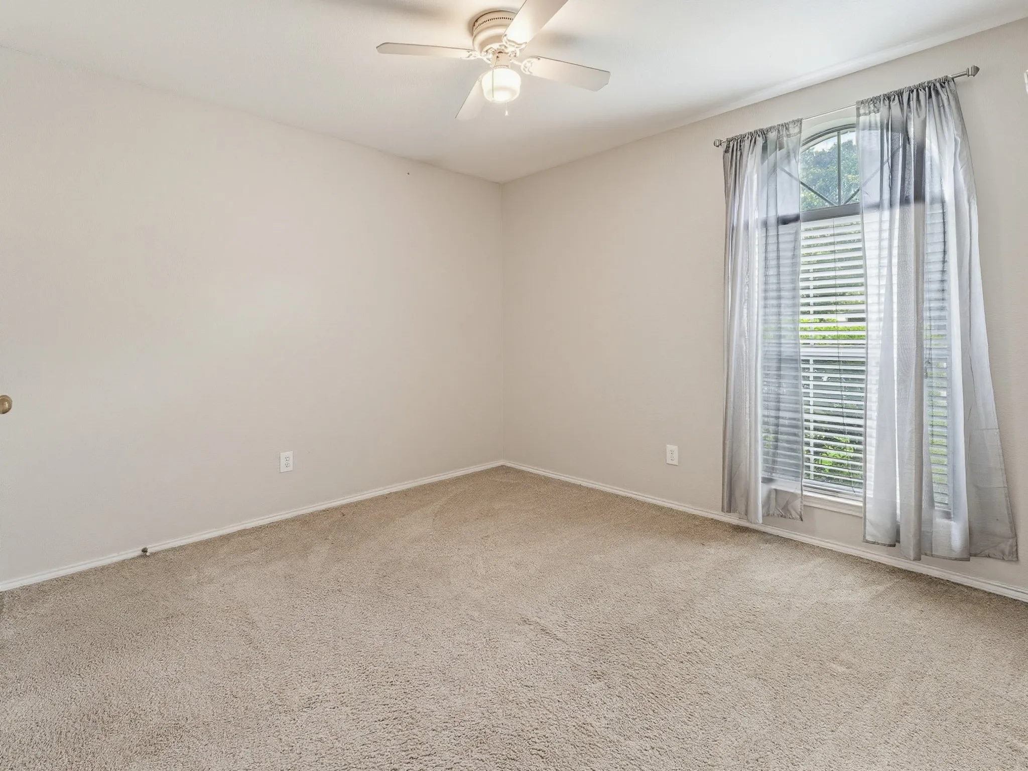 Single Family Residence For Sale in Dallas County , 464 Maplegrove Road, Cedar Hill, Texas 75104, 3 Bedroom, 2 Bathroom, 2 Garage spaces, 1,733 Sqft, built in 1999, mls#21240554, Real Estate Agent in Cedar Hill, Homes For Sale in Dallas county, Homes For Sale in Cedar Hill, Realtor in Cedar Hill Texas, Real Estate Brokerage Independent Realty Texas, Luminita Cordes Realtor