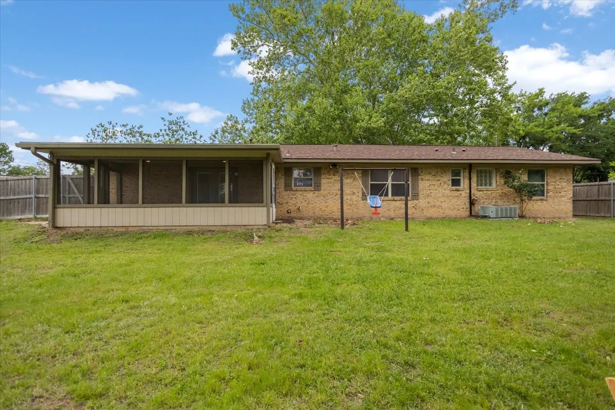 Single Family Residence For Sale in Smith County , 701 Georgia Street, Lindale, Texas 75771, 4 Bedroom, 3 Bathroom, Garage spaces, 1,796 Sqft, built in 1970, mls#21245219, Real Estate Agent in Lindale, Homes For Sale in Smith county, Homes For Sale in Lindale, Realtor in Lindale Texas, Real Estate Brokerage Independent Realty Texas, Luminita Cordes Realtor