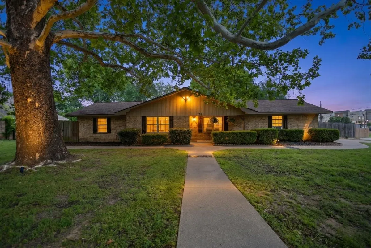 Single Family Residence For Sale in Smith County , 701 Georgia Street, Lindale, Texas 75771, 4 Bedroom, 3 Bathroom, Garage spaces, 1,796 Sqft, built in 1970, mls#21245219, Real Estate Agent in Lindale, Homes For Sale in Smith county, Homes For Sale in Lindale, Realtor in Lindale Texas, Real Estate Brokerage Independent Realty Texas, Luminita Cordes Realtor