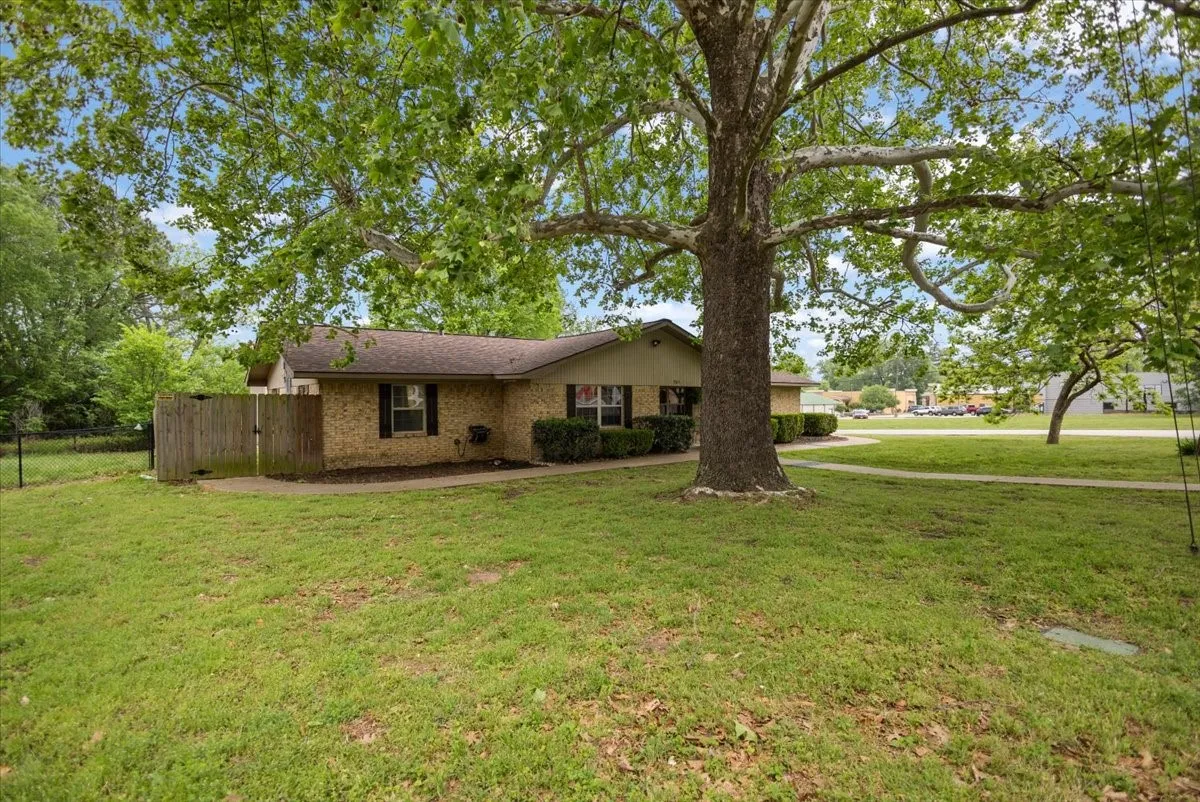 Single Family Residence For Sale in Smith County , 701 Georgia Street, Lindale, Texas 75771, 4 Bedroom, 3 Bathroom, Garage spaces, 1,796 Sqft, built in 1970, mls#21245219, Real Estate Agent in Lindale, Homes For Sale in Smith county, Homes For Sale in Lindale, Realtor in Lindale Texas, Real Estate Brokerage Independent Realty Texas, Luminita Cordes Realtor