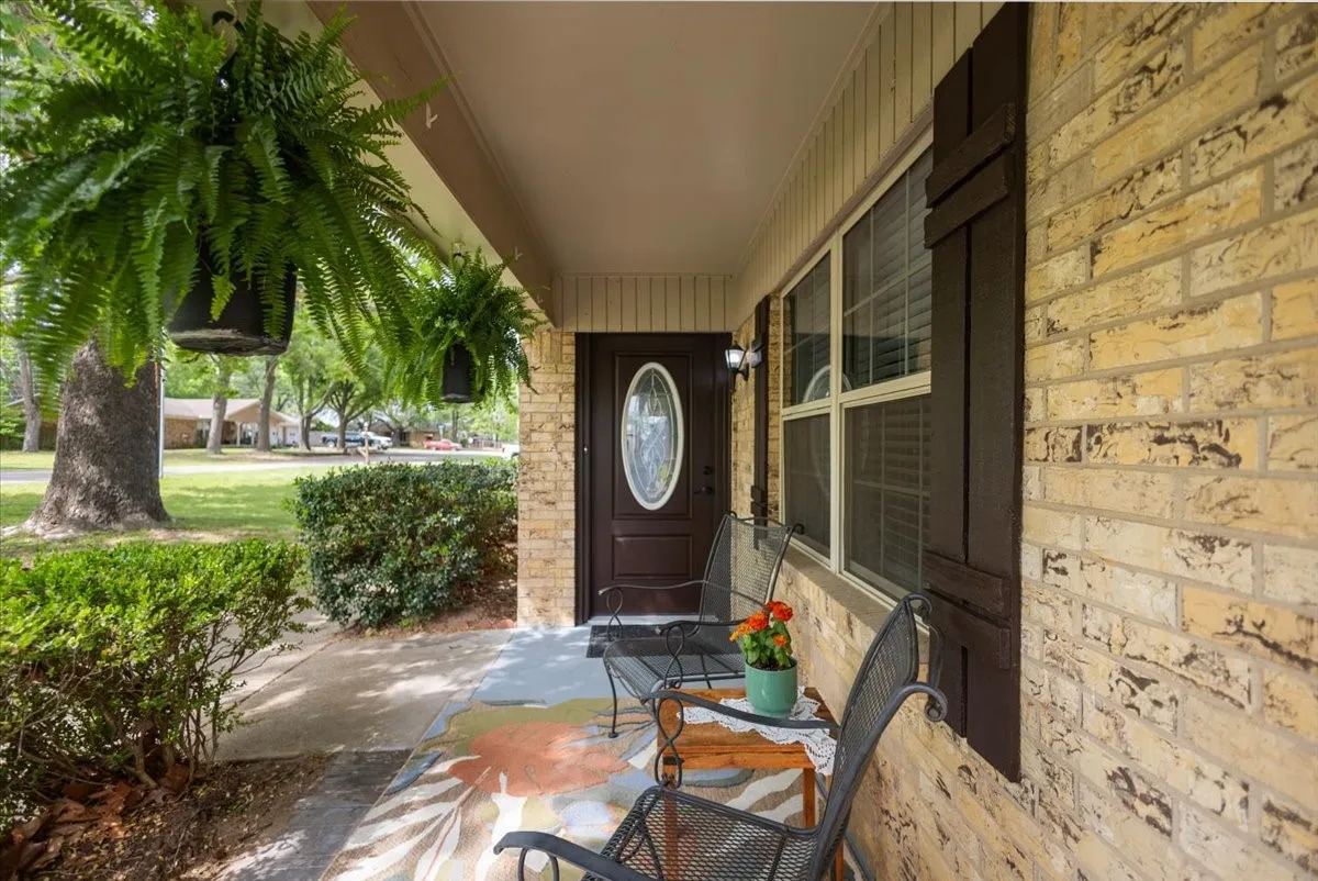 Single Family Residence For Sale in Smith County , 701 Georgia Street, Lindale, Texas 75771, 4 Bedroom, 3 Bathroom, Garage spaces, 1,796 Sqft, built in 1970, mls#21245219, Real Estate Agent in Lindale, Homes For Sale in Smith county, Homes For Sale in Lindale, Realtor in Lindale Texas, Real Estate Brokerage Independent Realty Texas, Luminita Cordes Realtor