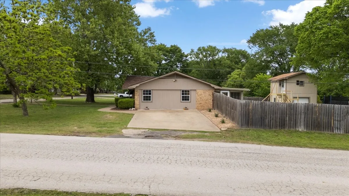 Single Family Residence For Sale in Smith County , 701 Georgia Street, Lindale, Texas 75771, 4 Bedroom, 3 Bathroom, Garage spaces, 1,796 Sqft, built in 1970, mls#21245219, Real Estate Agent in Lindale, Homes For Sale in Smith county, Homes For Sale in Lindale, Realtor in Lindale Texas, Real Estate Brokerage Independent Realty Texas, Luminita Cordes Realtor
