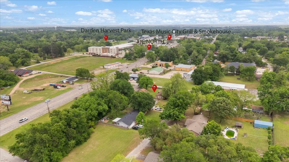 Single Family Residence For Sale in Smith County , 701 Georgia Street, Lindale, Texas 75771, 4 Bedroom, 3 Bathroom, Garage spaces, 1,796 Sqft, built in 1970, mls#21245219, Real Estate Agent in Lindale, Homes For Sale in Smith county, Homes For Sale in Lindale, Realtor in Lindale Texas, Real Estate Brokerage Independent Realty Texas, Luminita Cordes Realtor