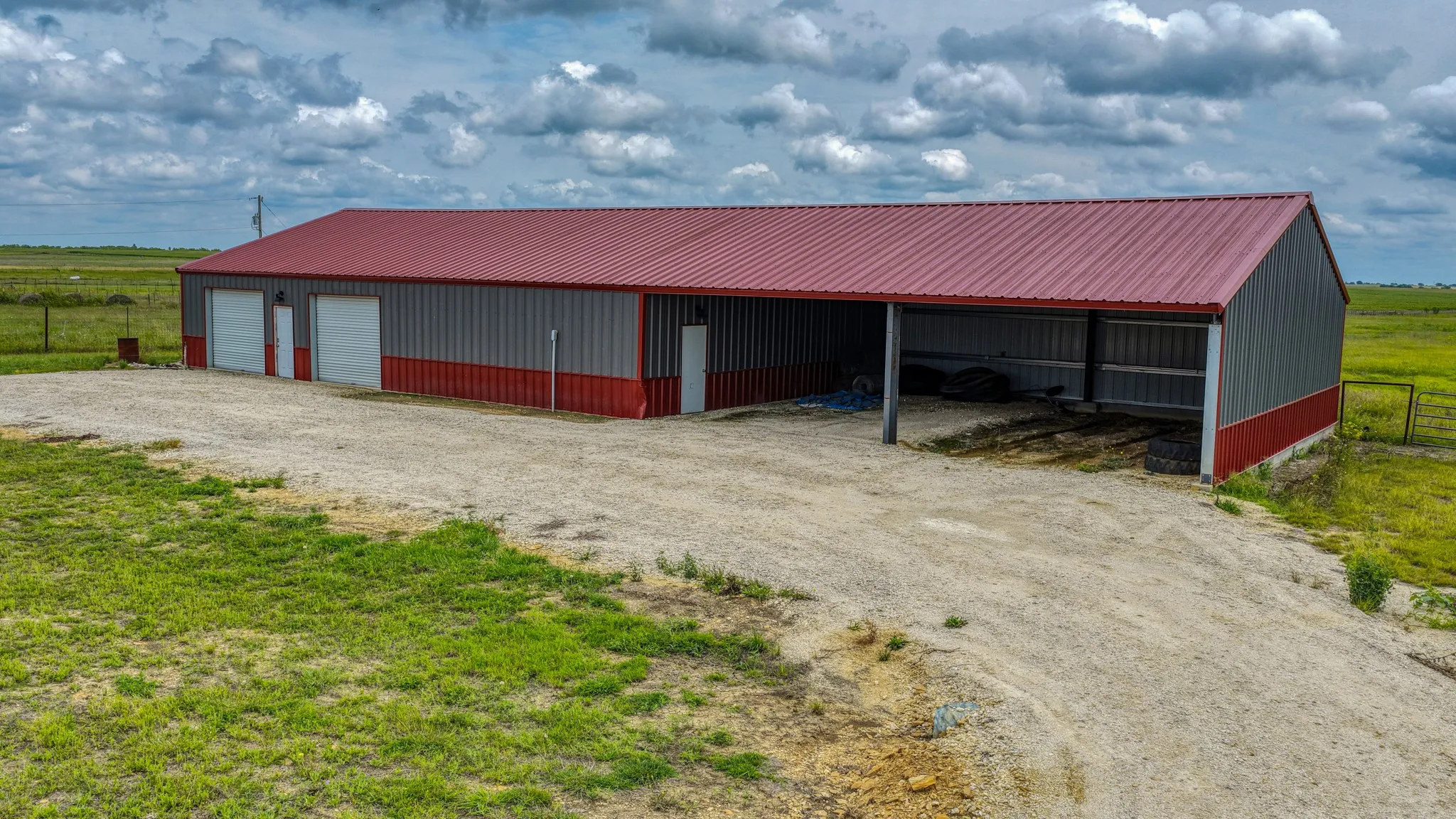 Single Family Residence For Sale in Johnson County , 5500 County Road 302, Grandview, Texas 76050, 3 Bedroom, 2 Bathroom, Garage spaces, 2,400 Sqft, built in 2020, Preowned, mls#21244859, Real Estate Agent in Grandview, Homes For Sale in Johnson county, Homes For Sale in Grandview, Realtor in Grandview Texas, Real Estate Brokerage Independent Realty Texas, Luminita Cordes Realtor