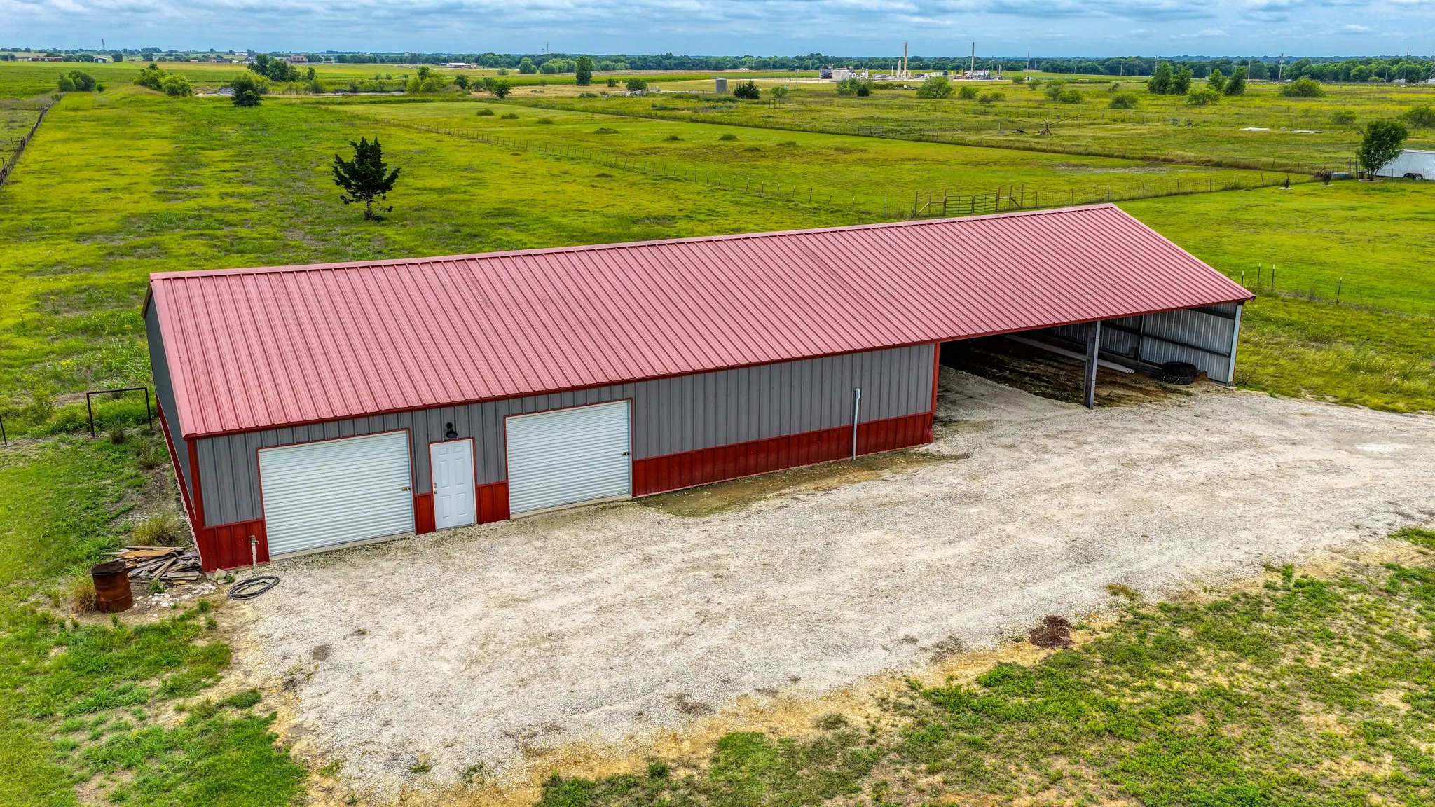 Single Family Residence For Sale in Johnson County , 5500 County Road 302, Grandview, Texas 76050, 3 Bedroom, 2 Bathroom, Garage spaces, 2,400 Sqft, built in 2020, Preowned, mls#21244859, Real Estate Agent in Grandview, Homes For Sale in Johnson county, Homes For Sale in Grandview, Realtor in Grandview Texas, Real Estate Brokerage Independent Realty Texas, Luminita Cordes Realtor