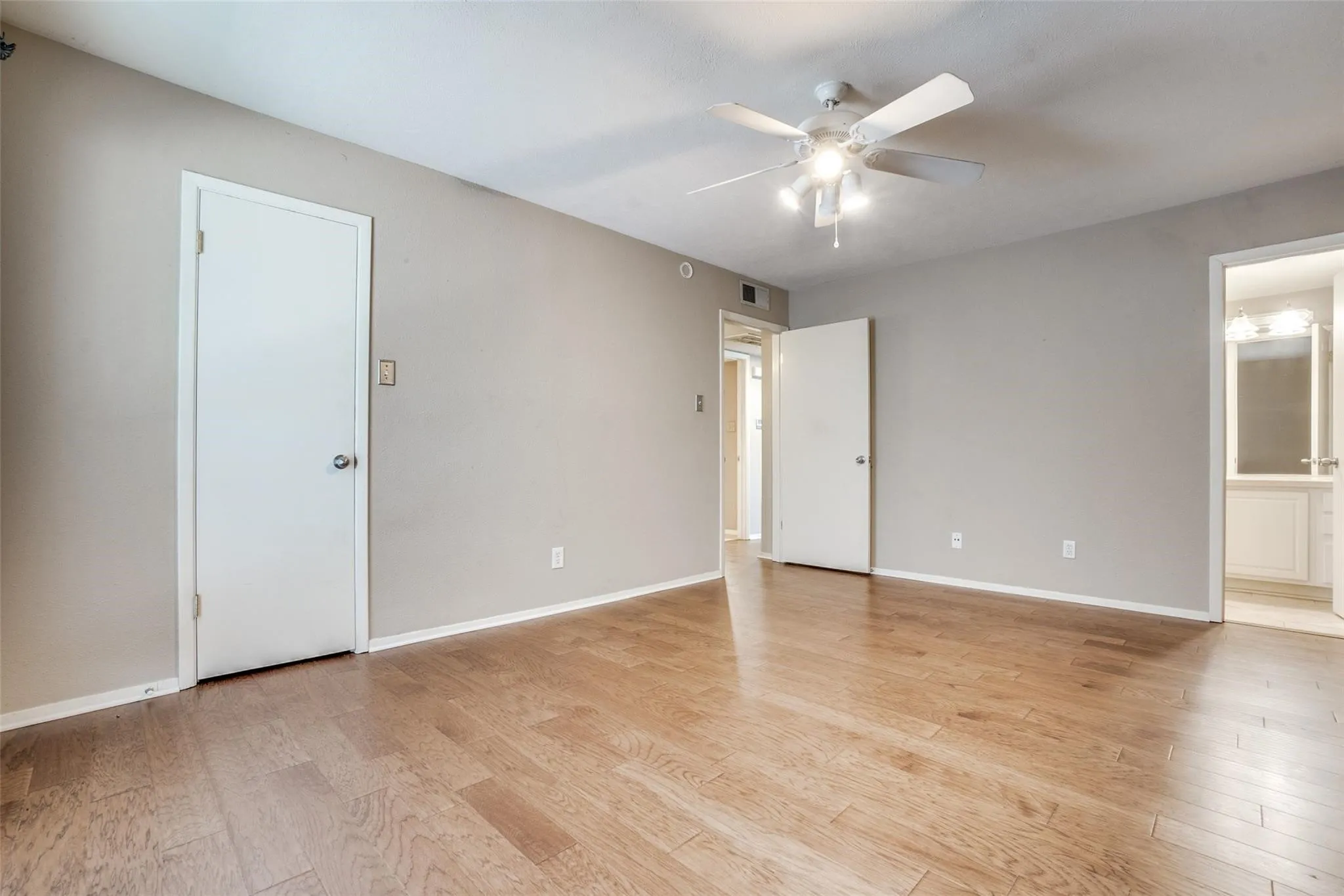 Condominium For Sale in Dallas County , 5937 E University Boulevard 227, Dallas, Texas 75206, 2 Bedrooms, 2 Bathrooms, Garage spaces, 1,118 Sqft, built in 1964, Preowned, Price $180,000, mls#21245279, Real Estate Agent in Dallas, Homes For Sale in Dallas county, Homes For Sale in Dallas, Realtor in Dallas Texas, Real Estate Brokerage Independent Realty Texas, Luminita Cordes Realtor