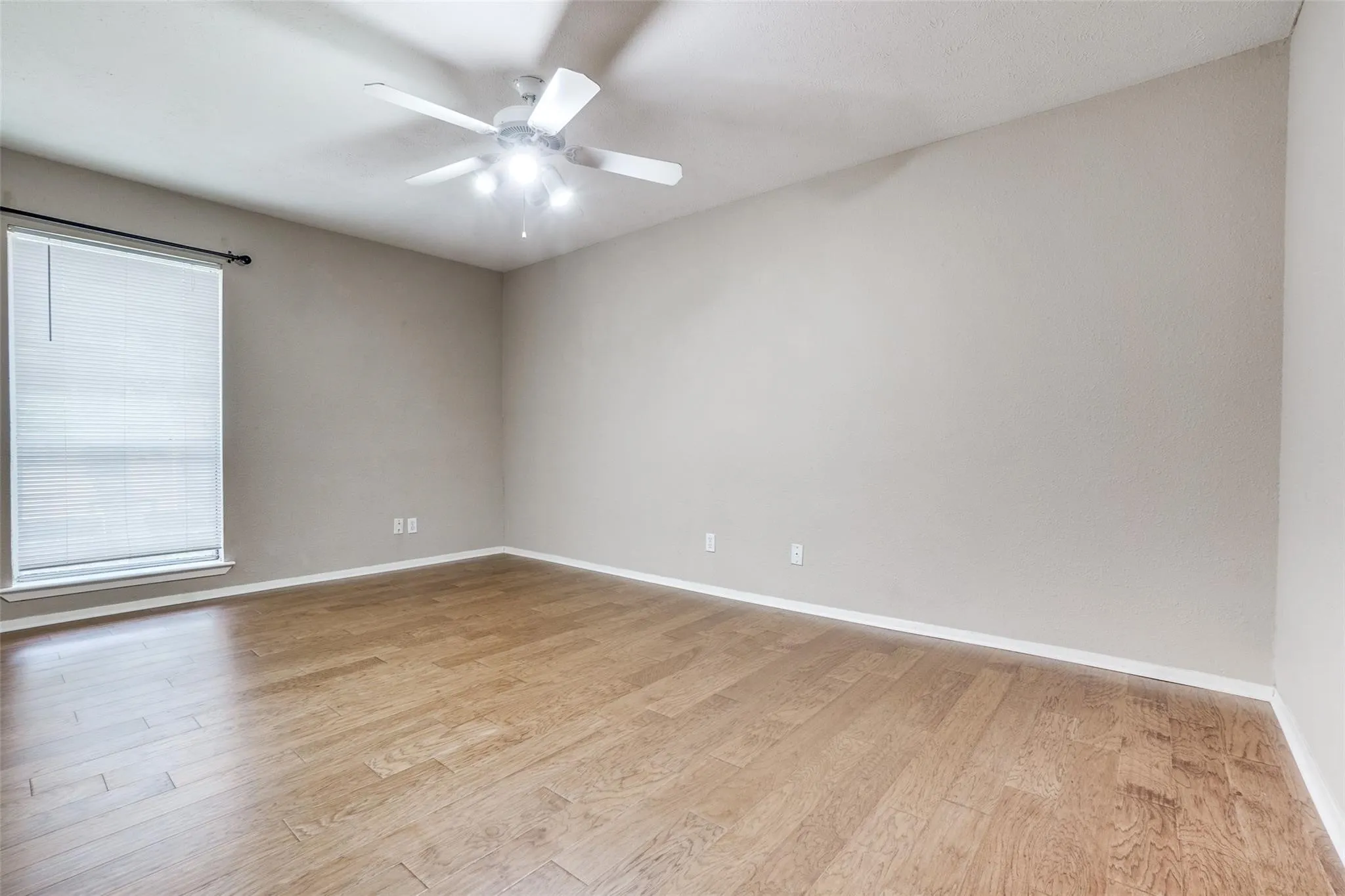 Condominium For Sale in Dallas County , 5937 E University Boulevard 227, Dallas, Texas 75206, 2 Bedrooms, 2 Bathrooms, Garage spaces, 1,118 Sqft, built in 1964, Preowned, Price $180,000, mls#21245279, Real Estate Agent in Dallas, Homes For Sale in Dallas county, Homes For Sale in Dallas, Realtor in Dallas Texas, Real Estate Brokerage Independent Realty Texas, Luminita Cordes Realtor