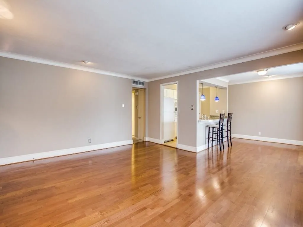Condominium For Sale in Dallas County , 5937 E University Boulevard 227, Dallas, Texas 75206, 2 Bedrooms, 2 Bathrooms, Garage spaces, 1,118 Sqft, built in 1964, Preowned, Price $180,000, mls#21245279, Real Estate Agent in Dallas, Homes For Sale in Dallas county, Homes For Sale in Dallas, Realtor in Dallas Texas, Real Estate Brokerage Independent Realty Texas, Luminita Cordes Realtor