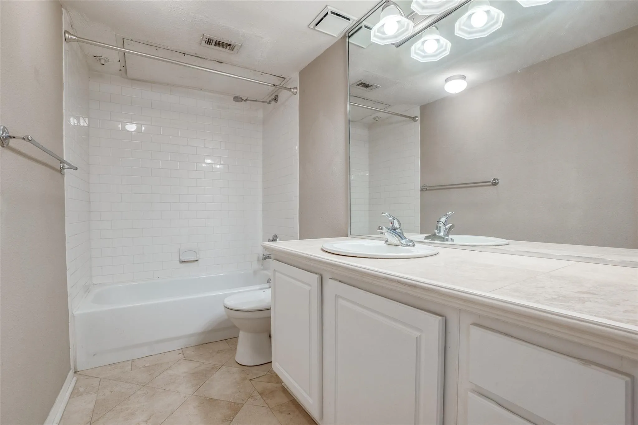 Condominium For Sale in Dallas County , 5937 E University Boulevard 227, Dallas, Texas 75206, 2 Bedrooms, 2 Bathrooms, Garage spaces, 1,118 Sqft, built in 1964, Preowned, Price $180,000, mls#21245279, Real Estate Agent in Dallas, Homes For Sale in Dallas county, Homes For Sale in Dallas, Realtor in Dallas Texas, Real Estate Brokerage Independent Realty Texas, Luminita Cordes Realtor