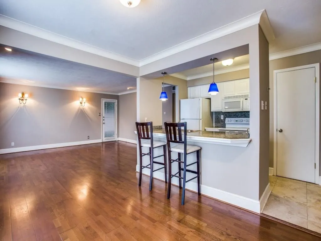 Condominium For Sale in Dallas County , 5937 E University Boulevard 227, Dallas, Texas 75206, 2 Bedrooms, 2 Bathrooms, Garage spaces, 1,118 Sqft, built in 1964, Preowned, Price $180,000, mls#21245279, Real Estate Agent in Dallas, Homes For Sale in Dallas county, Homes For Sale in Dallas, Realtor in Dallas Texas, Real Estate Brokerage Independent Realty Texas, Luminita Cordes Realtor