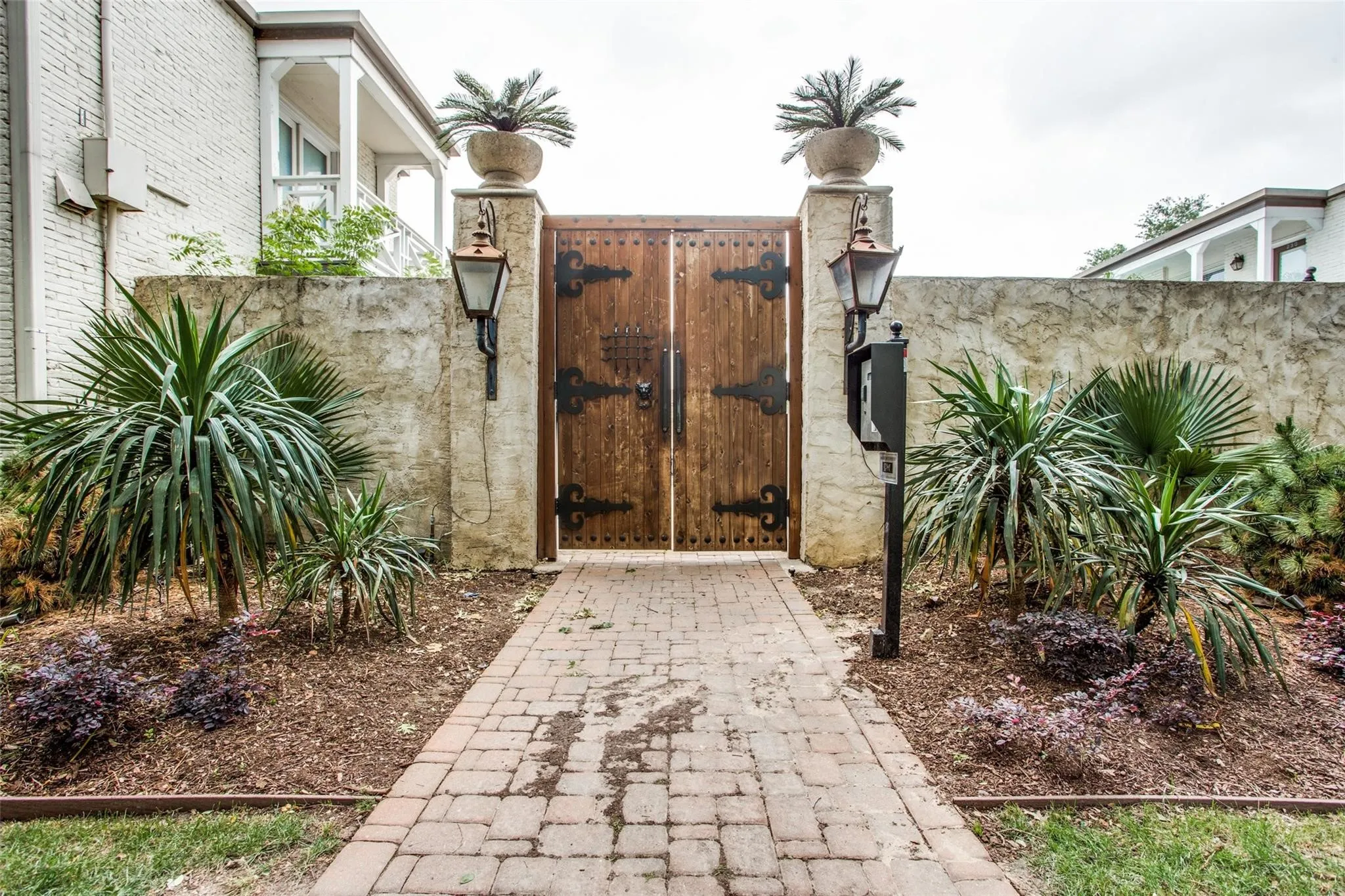 Condominium For Sale in Dallas County , 5937 E University Boulevard 227, Dallas, Texas 75206, 2 Bedrooms, 2 Bathrooms, Garage spaces, 1,118 Sqft, built in 1964, Preowned, Price $180,000, mls#21245279, Real Estate Agent in Dallas, Homes For Sale in Dallas county, Homes For Sale in Dallas, Realtor in Dallas Texas, Real Estate Brokerage Independent Realty Texas, Luminita Cordes Realtor