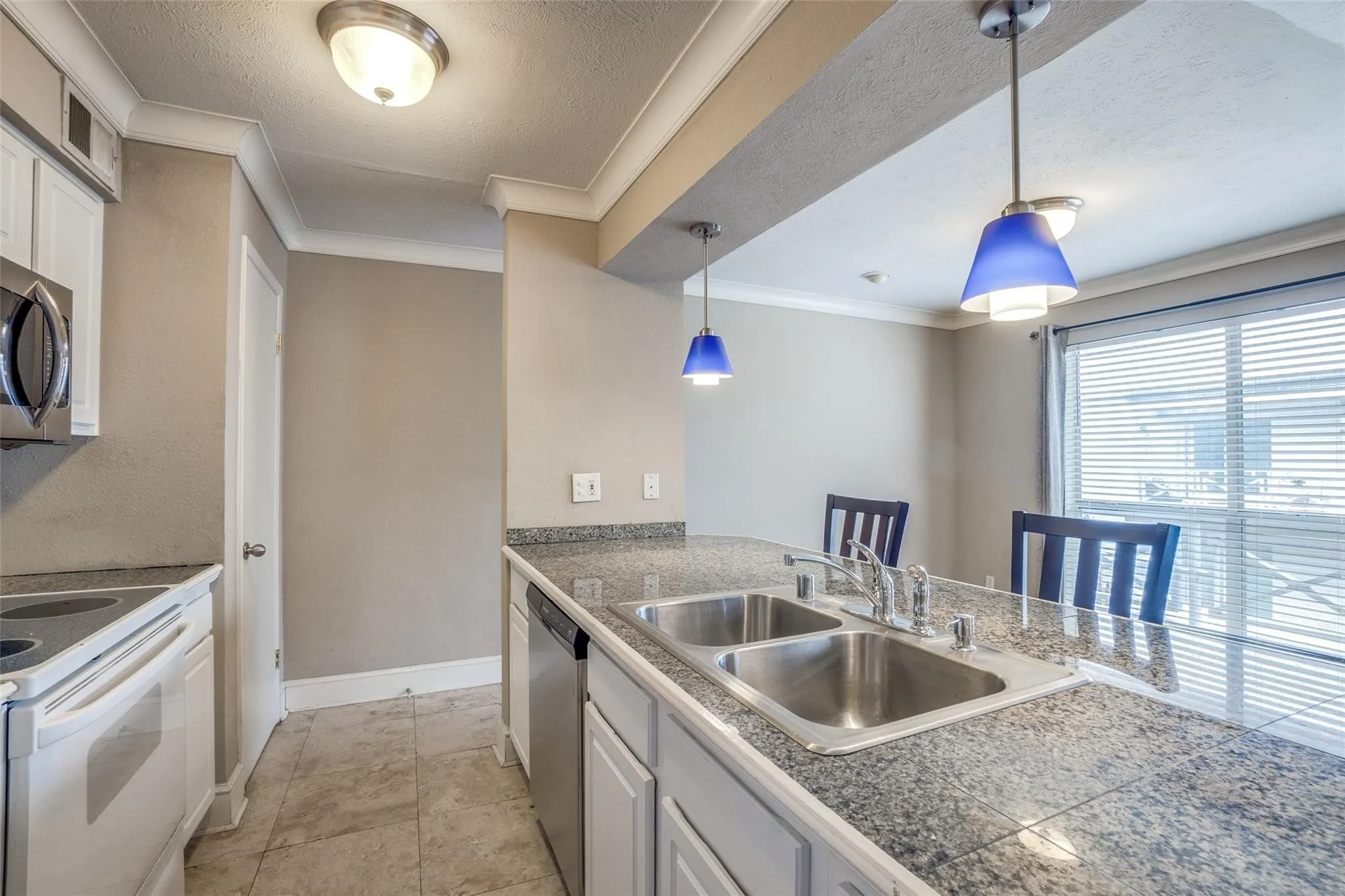 Condominium For Sale in Dallas County , 5937 E University Boulevard 227, Dallas, Texas 75206, 2 Bedrooms, 2 Bathrooms, Garage spaces, 1,118 Sqft, built in 1964, Preowned, Price $180,000, mls#21245279, Real Estate Agent in Dallas, Homes For Sale in Dallas county, Homes For Sale in Dallas, Realtor in Dallas Texas, Real Estate Brokerage Independent Realty Texas, Luminita Cordes Realtor