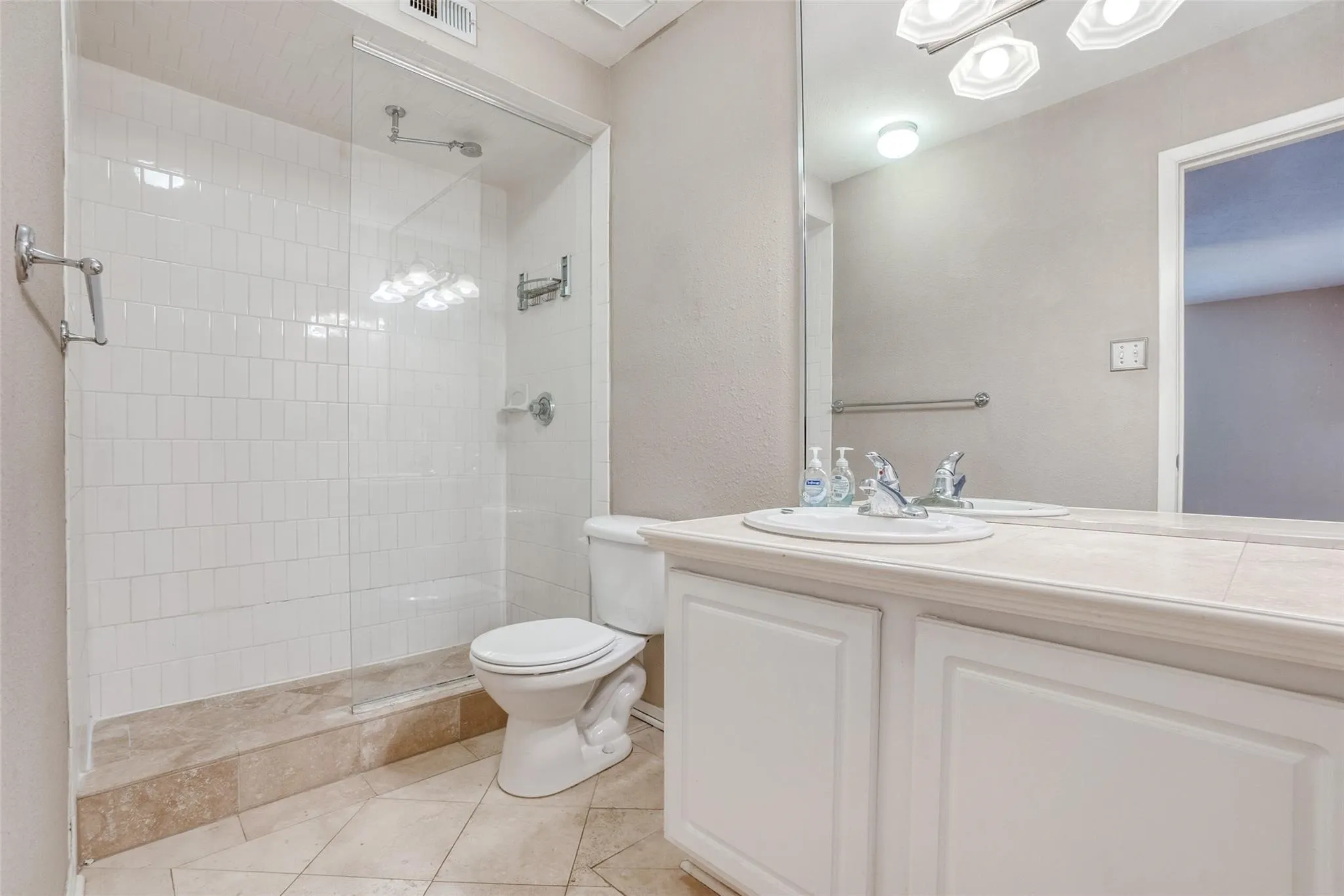 Condominium For Sale in Dallas County , 5937 E University Boulevard 227, Dallas, Texas 75206, 2 Bedrooms, 2 Bathrooms, Garage spaces, 1,118 Sqft, built in 1964, Preowned, Price $180,000, mls#21245279, Real Estate Agent in Dallas, Homes For Sale in Dallas county, Homes For Sale in Dallas, Realtor in Dallas Texas, Real Estate Brokerage Independent Realty Texas, Luminita Cordes Realtor