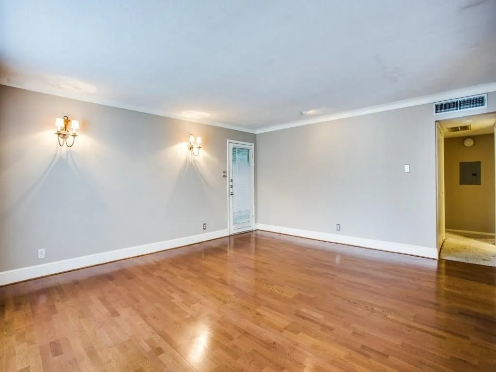 Condominium For Sale in Dallas County , 5937 E University Boulevard 227, Dallas, Texas 75206, 2 Bedrooms, 2 Bathrooms, Garage spaces, 1,118 Sqft, built in 1964, Preowned, Price $180,000, mls#21245279, Real Estate Agent in Dallas, Homes For Sale in Dallas county, Homes For Sale in Dallas, Realtor in Dallas Texas, Real Estate Brokerage Independent Realty Texas, Luminita Cordes Realtor