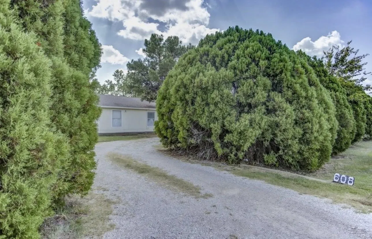 Single Family Residence For Sale in Parker County , 608 Beverly Drive, Willow Park, Texas 76008, 3 Bedrooms, 2 Bathrooms, Garage spaces, 2,040 Sqft, built in 1988, Price $280,000, mls#21225571, Real Estate Agent in Willow Park, Homes For Sale in Parker county, Homes For Sale in Willow Park, Realtor in Willow Park Texas, Real Estate Brokerage Independent Realty Texas, Luminita Cordes Realtor