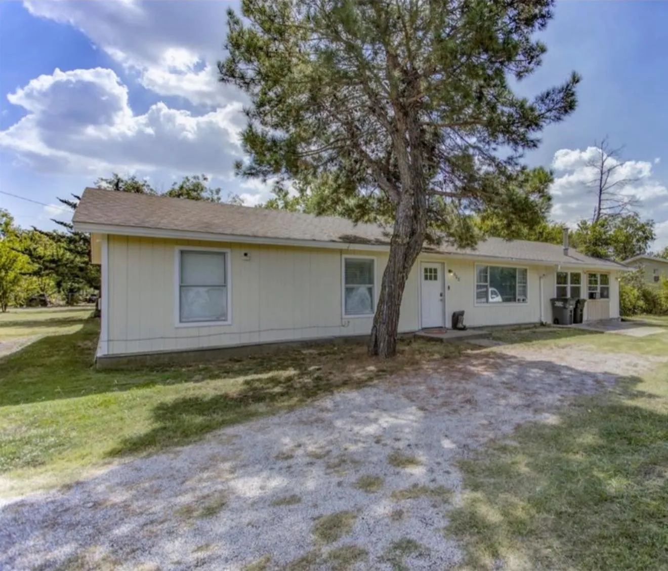 Single Family Residence For Sale in Parker County , 608 Beverly Drive, Willow Park, Texas 76008, 3 Bedrooms, 2 Bathrooms, Garage spaces, 2,040 Sqft, built in 1988, Price $280,000, mls#21225571, Real Estate Agent in Willow Park, Homes For Sale in Parker county, Homes For Sale in Willow Park, Realtor in Willow Park Texas, Real Estate Brokerage Independent Realty Texas, Luminita Cordes Realtor