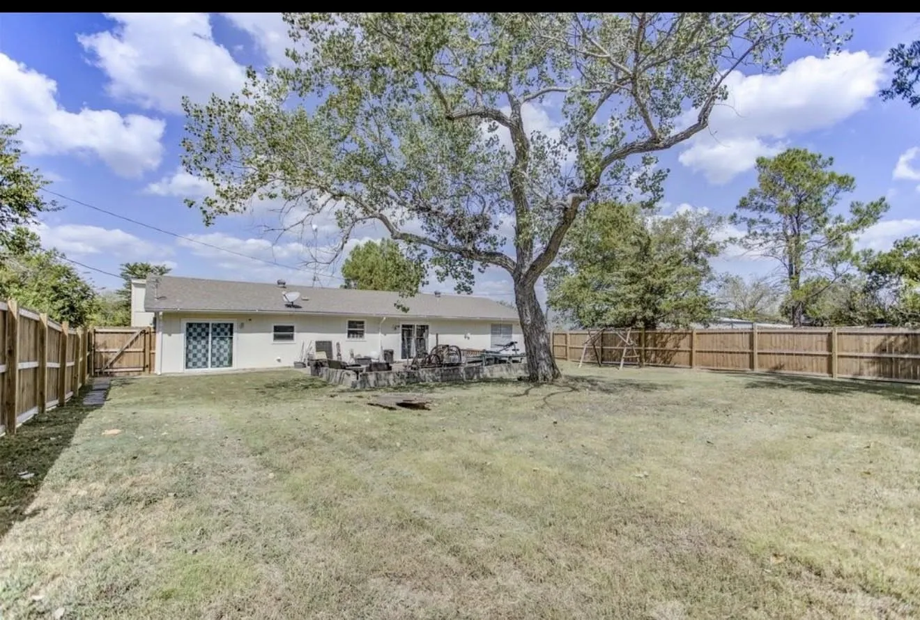 Single Family Residence For Sale in Parker County , 608 Beverly Drive, Willow Park, Texas 76008, 3 Bedrooms, 2 Bathrooms, Garage spaces, 2,040 Sqft, built in 1988, Price $280,000, mls#21225571, Real Estate Agent in Willow Park, Homes For Sale in Parker county, Homes For Sale in Willow Park, Realtor in Willow Park Texas, Real Estate Brokerage Independent Realty Texas, Luminita Cordes Realtor