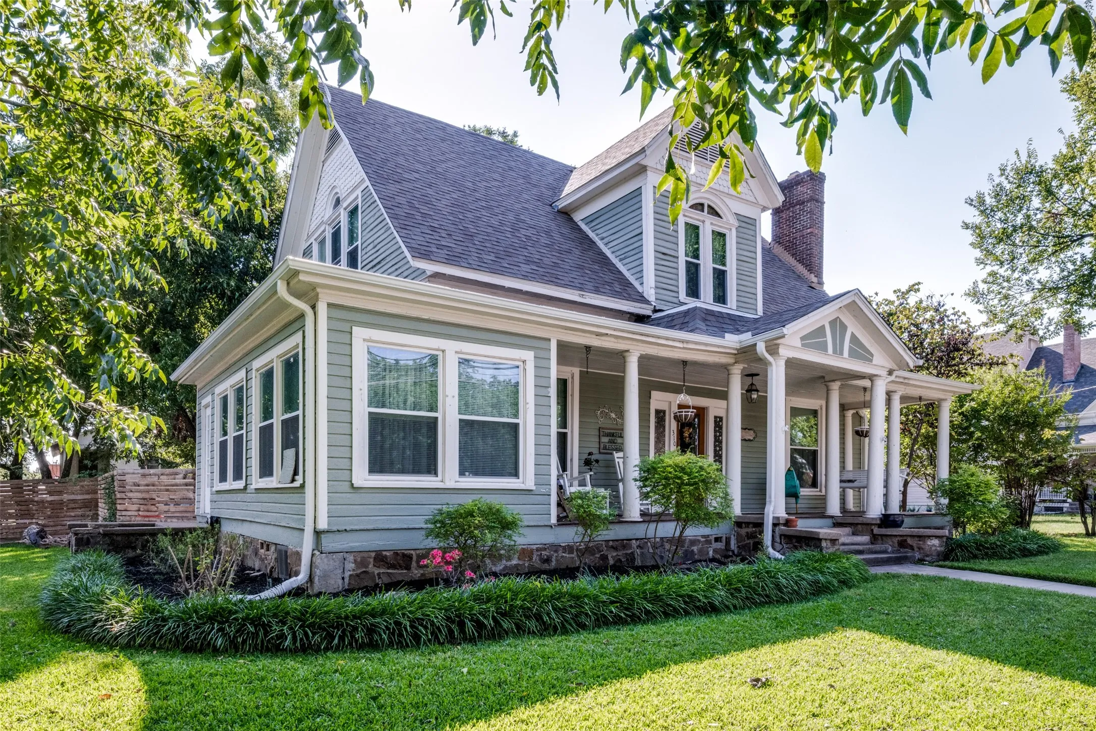 Single Family Residence For Sale in Montague County , 310 E Tarrant Street, Bowie, Texas 76230, 4 Bedroom, 3 Bathroom, 3 Garage spaces, 2,684 Sqft, built in 1907, Preowned, mls#21245306, Real Estate Agent in Bowie, Homes For Sale in Montague county, Homes For Sale in Bowie, Realtor in Bowie Texas, Real Estate Brokerage Independent Realty Texas, Luminita Cordes Realtor
