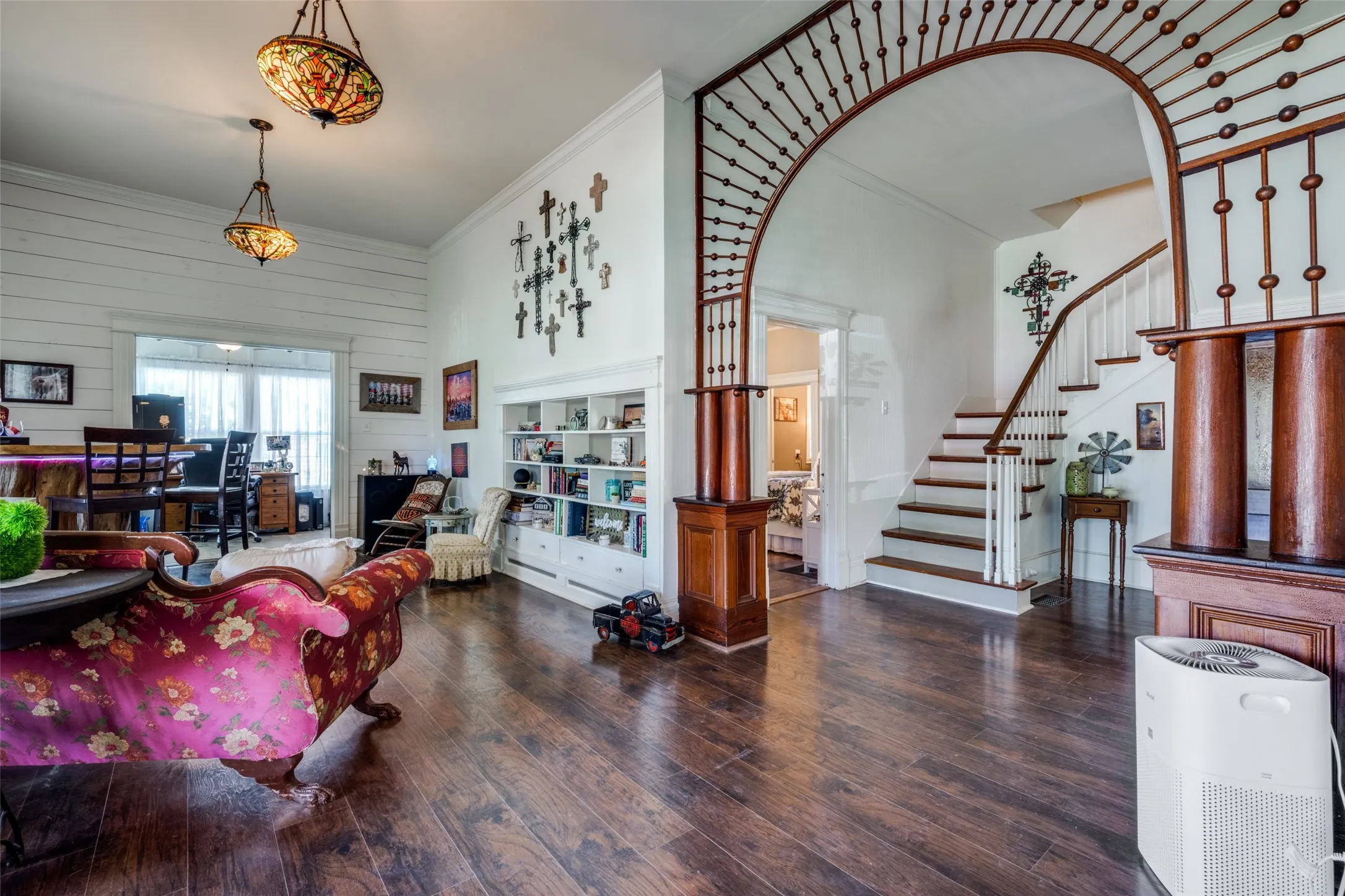 Single Family Residence For Sale in Montague County , 310 E Tarrant Street, Bowie, Texas 76230, 4 Bedroom, 3 Bathroom, 3 Garage spaces, 2,684 Sqft, built in 1907, Preowned, mls#21245306, Real Estate Agent in Bowie, Homes For Sale in Montague county, Homes For Sale in Bowie, Realtor in Bowie Texas, Real Estate Brokerage Independent Realty Texas, Luminita Cordes Realtor