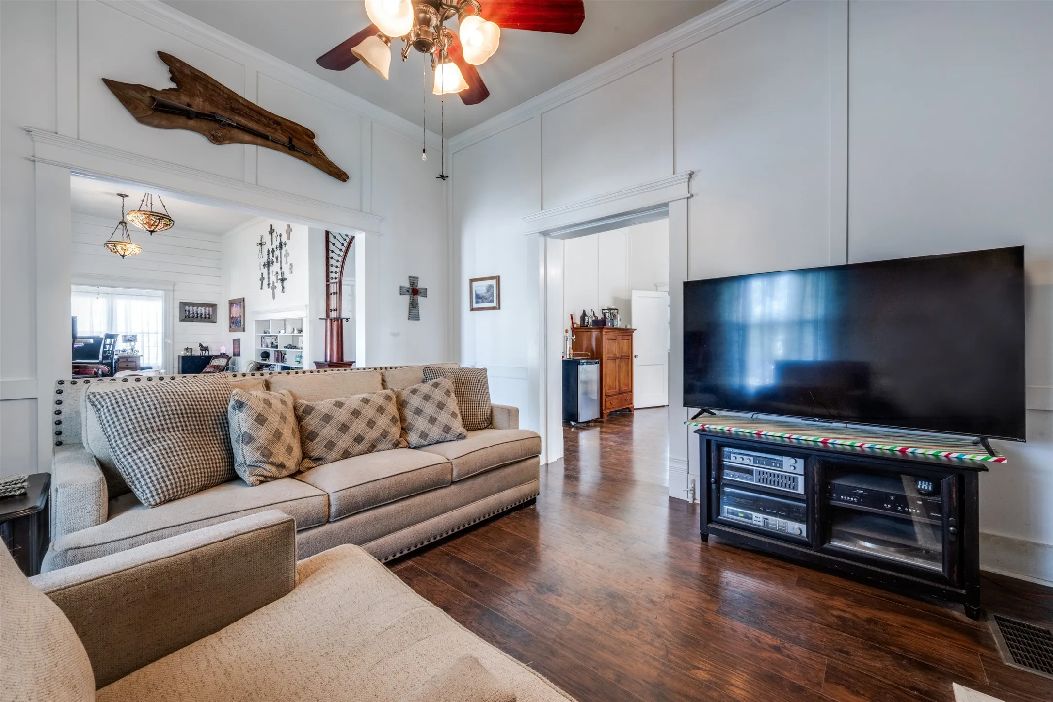 Single Family Residence For Sale in Montague County , 310 E Tarrant Street, Bowie, Texas 76230, 4 Bedroom, 3 Bathroom, 3 Garage spaces, 2,684 Sqft, built in 1907, Preowned, mls#21245306, Real Estate Agent in Bowie, Homes For Sale in Montague county, Homes For Sale in Bowie, Realtor in Bowie Texas, Real Estate Brokerage Independent Realty Texas, Luminita Cordes Realtor