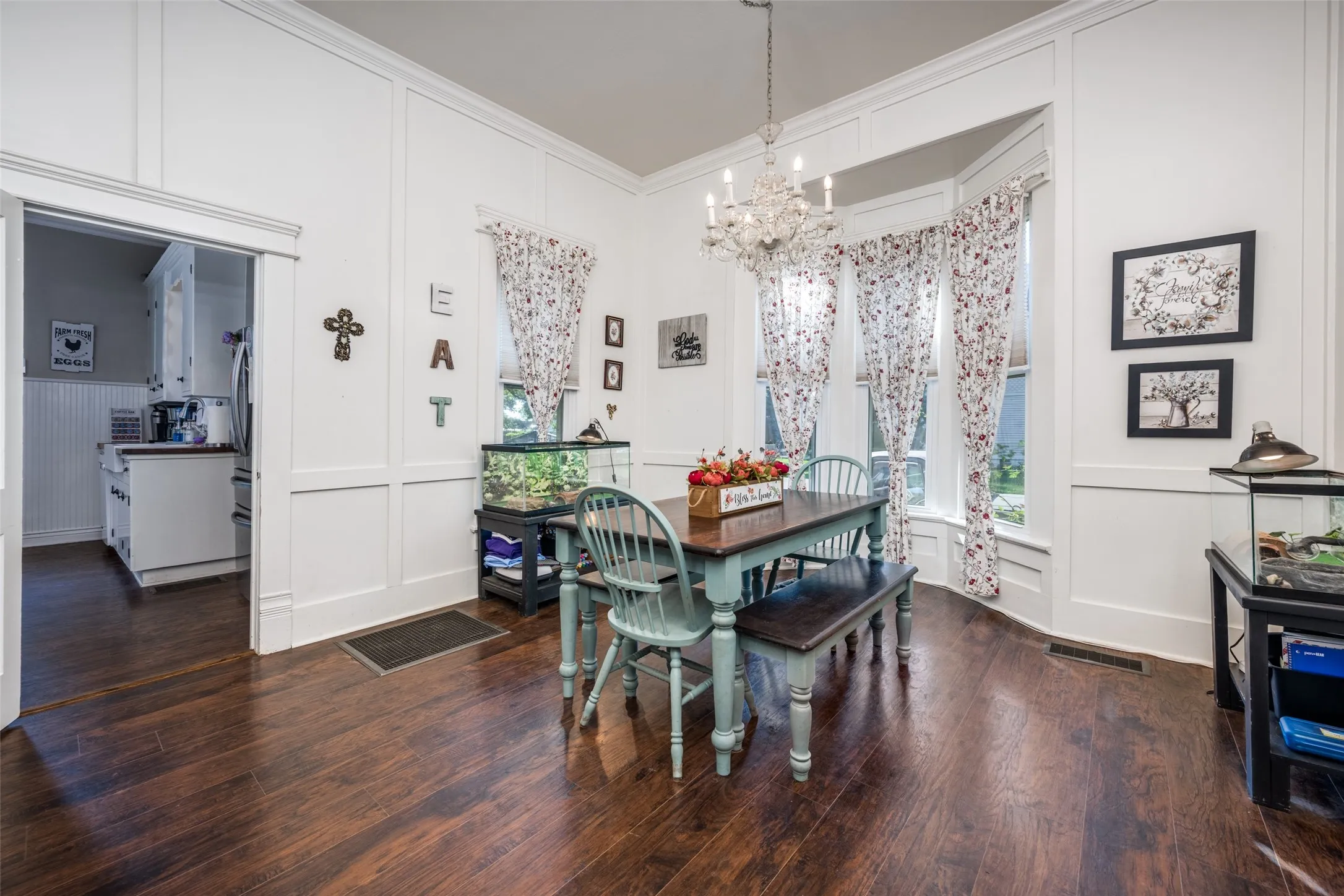 Single Family Residence For Sale in Montague County , 310 E Tarrant Street, Bowie, Texas 76230, 4 Bedroom, 3 Bathroom, 3 Garage spaces, 2,684 Sqft, built in 1907, Preowned, mls#21245306, Real Estate Agent in Bowie, Homes For Sale in Montague county, Homes For Sale in Bowie, Realtor in Bowie Texas, Real Estate Brokerage Independent Realty Texas, Luminita Cordes Realtor