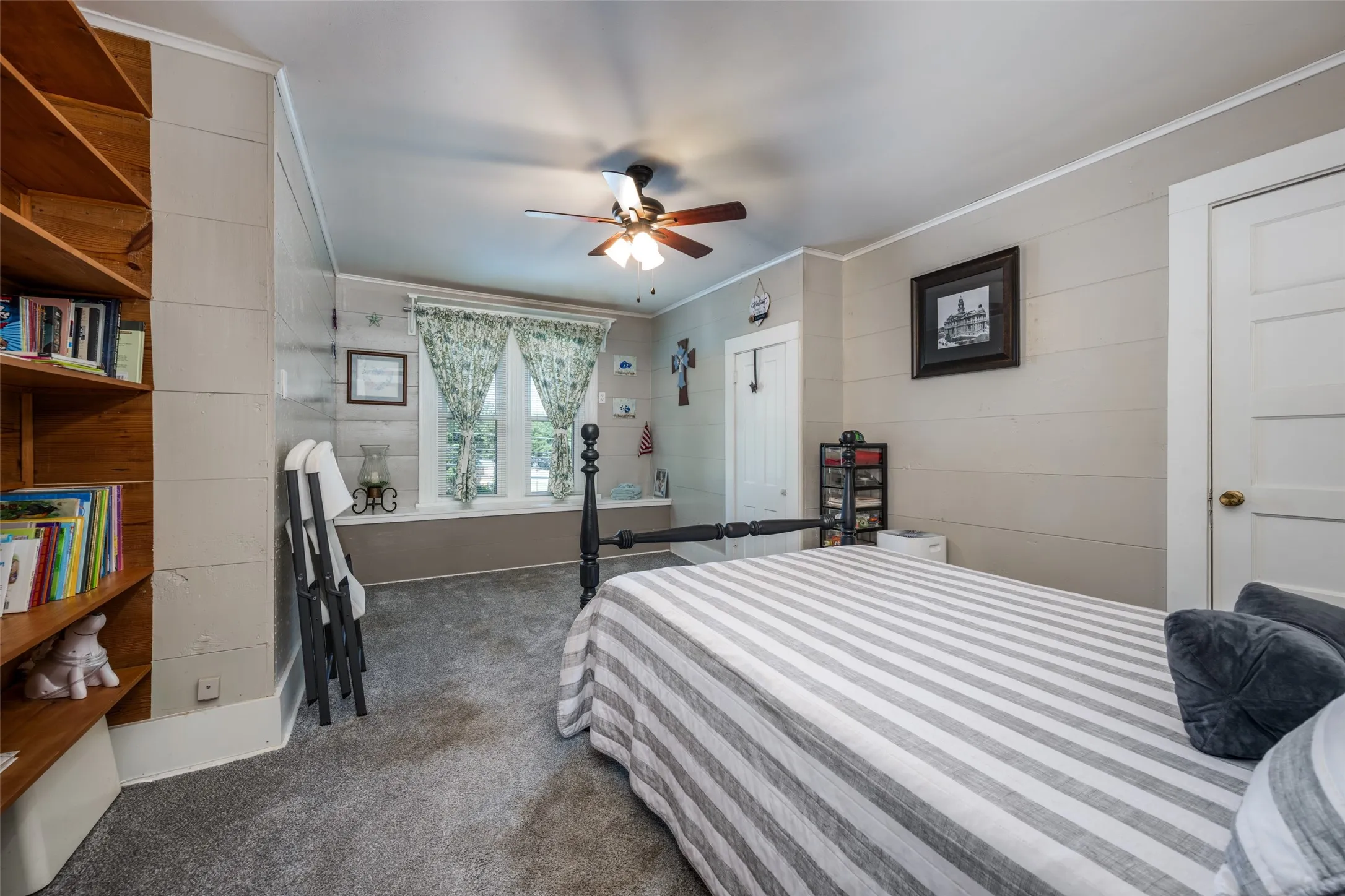 Single Family Residence For Sale in Montague County , 310 E Tarrant Street, Bowie, Texas 76230, 4 Bedroom, 3 Bathroom, 3 Garage spaces, 2,684 Sqft, built in 1907, Preowned, mls#21245306, Real Estate Agent in Bowie, Homes For Sale in Montague county, Homes For Sale in Bowie, Realtor in Bowie Texas, Real Estate Brokerage Independent Realty Texas, Luminita Cordes Realtor