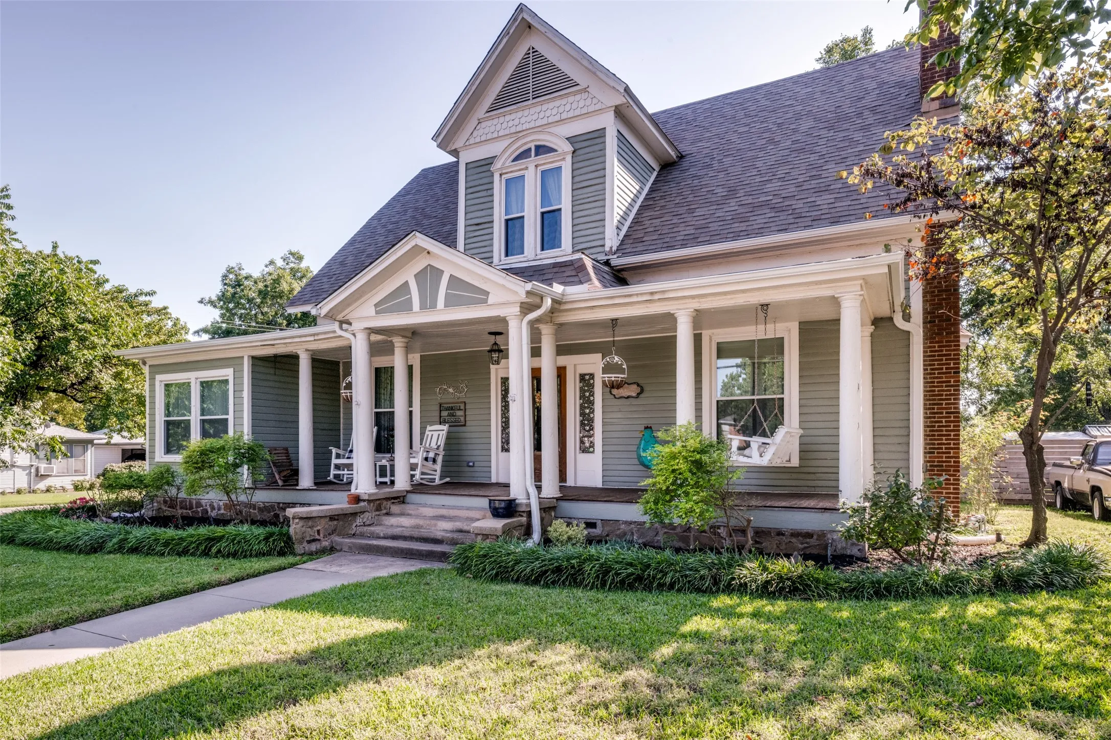 Single Family Residence For Sale in Montague County , 310 E Tarrant Street, Bowie, Texas 76230, 4 Bedroom, 3 Bathroom, 3 Garage spaces, 2,684 Sqft, built in 1907, Preowned, mls#21245306, Real Estate Agent in Bowie, Homes For Sale in Montague county, Homes For Sale in Bowie, Realtor in Bowie Texas, Real Estate Brokerage Independent Realty Texas, Luminita Cordes Realtor