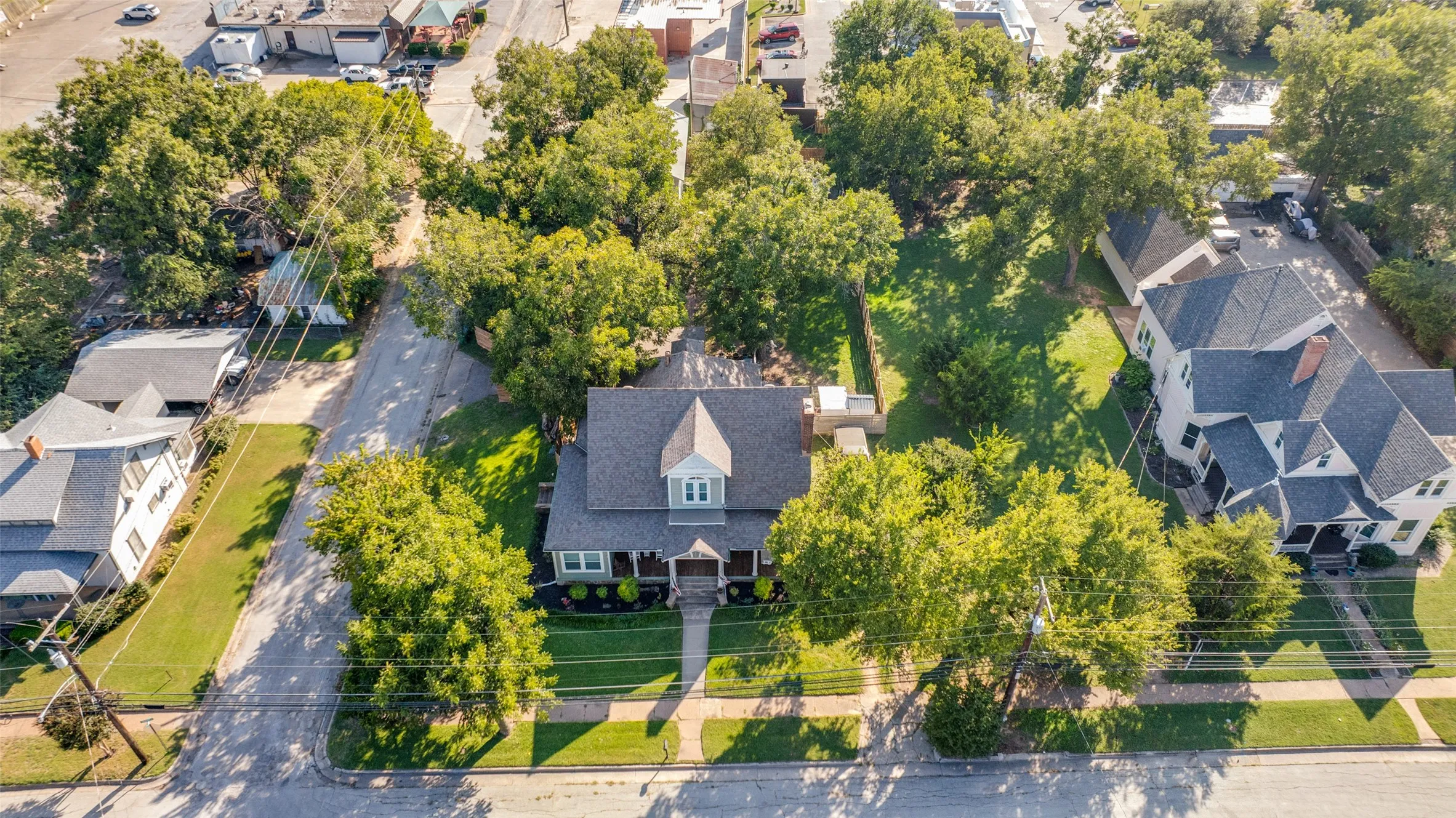 Single Family Residence For Sale in Montague County , 310 E Tarrant Street, Bowie, Texas 76230, 4 Bedroom, 3 Bathroom, 3 Garage spaces, 2,684 Sqft, built in 1907, Preowned, mls#21245306, Real Estate Agent in Bowie, Homes For Sale in Montague county, Homes For Sale in Bowie, Realtor in Bowie Texas, Real Estate Brokerage Independent Realty Texas, Luminita Cordes Realtor