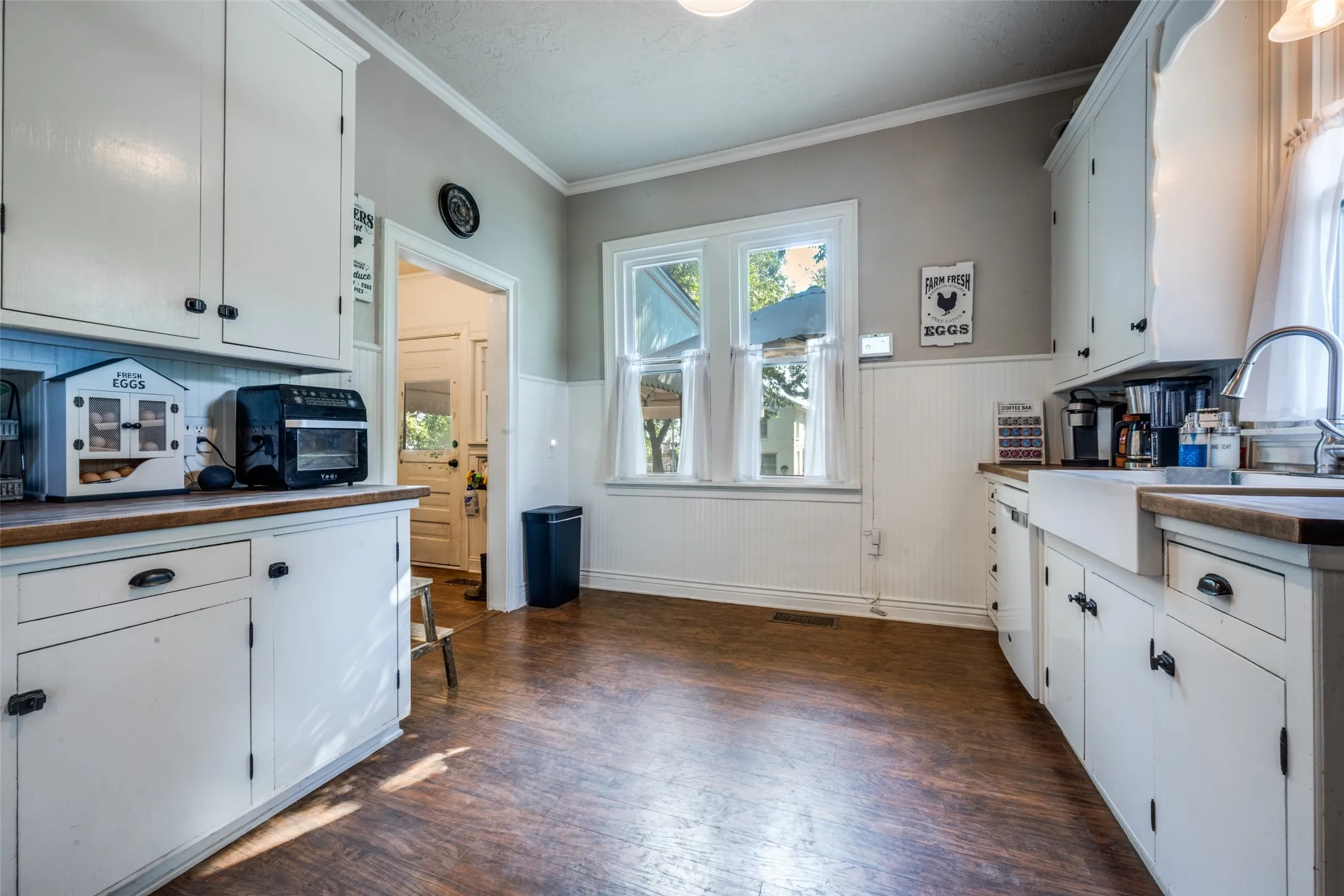 Single Family Residence For Sale in Montague County , 310 E Tarrant Street, Bowie, Texas 76230, 4 Bedroom, 3 Bathroom, 3 Garage spaces, 2,684 Sqft, built in 1907, Preowned, mls#21245306, Real Estate Agent in Bowie, Homes For Sale in Montague county, Homes For Sale in Bowie, Realtor in Bowie Texas, Real Estate Brokerage Independent Realty Texas, Luminita Cordes Realtor