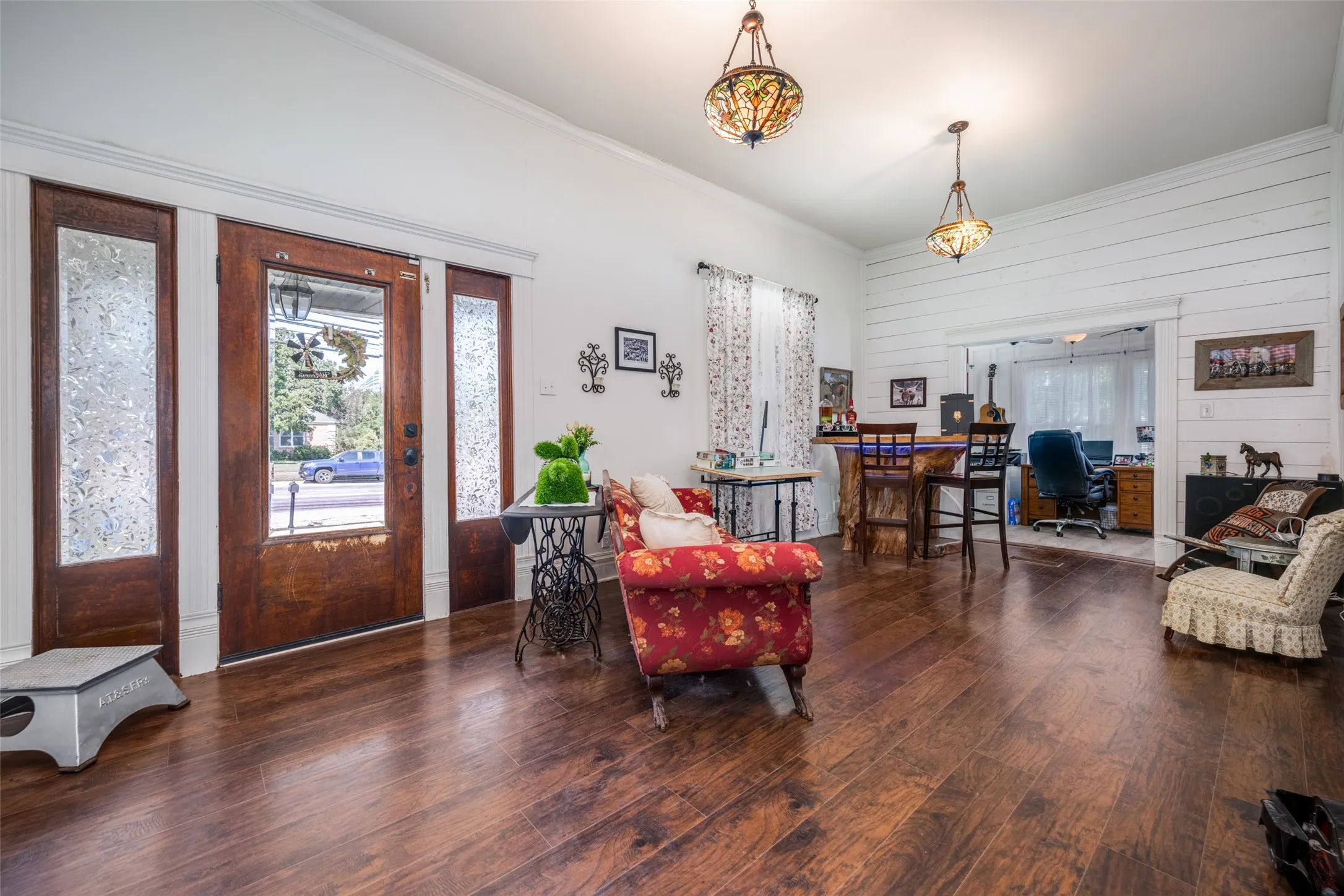 Single Family Residence For Sale in Montague County , 310 E Tarrant Street, Bowie, Texas 76230, 4 Bedroom, 3 Bathroom, 3 Garage spaces, 2,684 Sqft, built in 1907, Preowned, mls#21245306, Real Estate Agent in Bowie, Homes For Sale in Montague county, Homes For Sale in Bowie, Realtor in Bowie Texas, Real Estate Brokerage Independent Realty Texas, Luminita Cordes Realtor