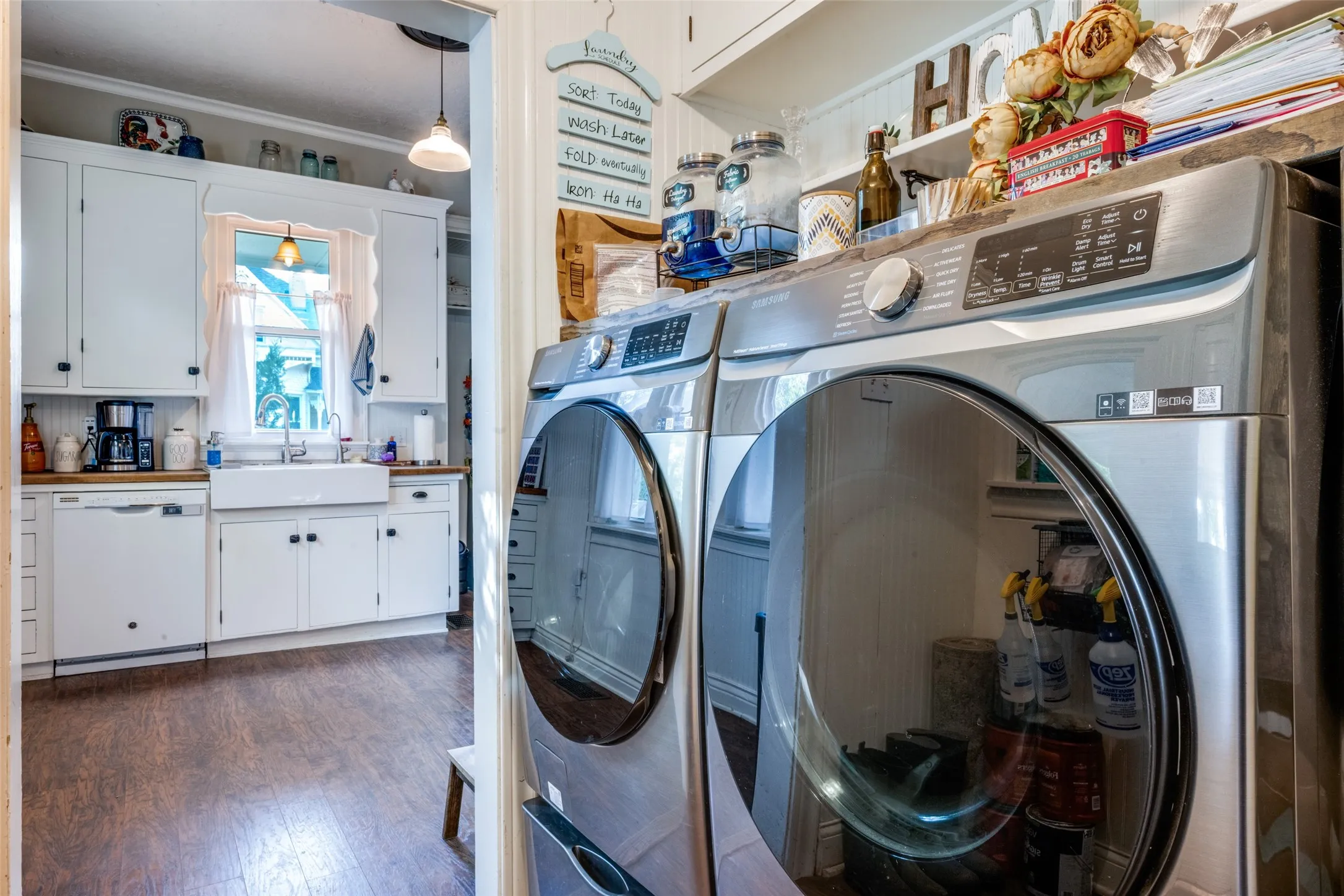 Single Family Residence For Sale in Montague County , 310 E Tarrant Street, Bowie, Texas 76230, 4 Bedroom, 3 Bathroom, 3 Garage spaces, 2,684 Sqft, built in 1907, Preowned, mls#21245306, Real Estate Agent in Bowie, Homes For Sale in Montague county, Homes For Sale in Bowie, Realtor in Bowie Texas, Real Estate Brokerage Independent Realty Texas, Luminita Cordes Realtor