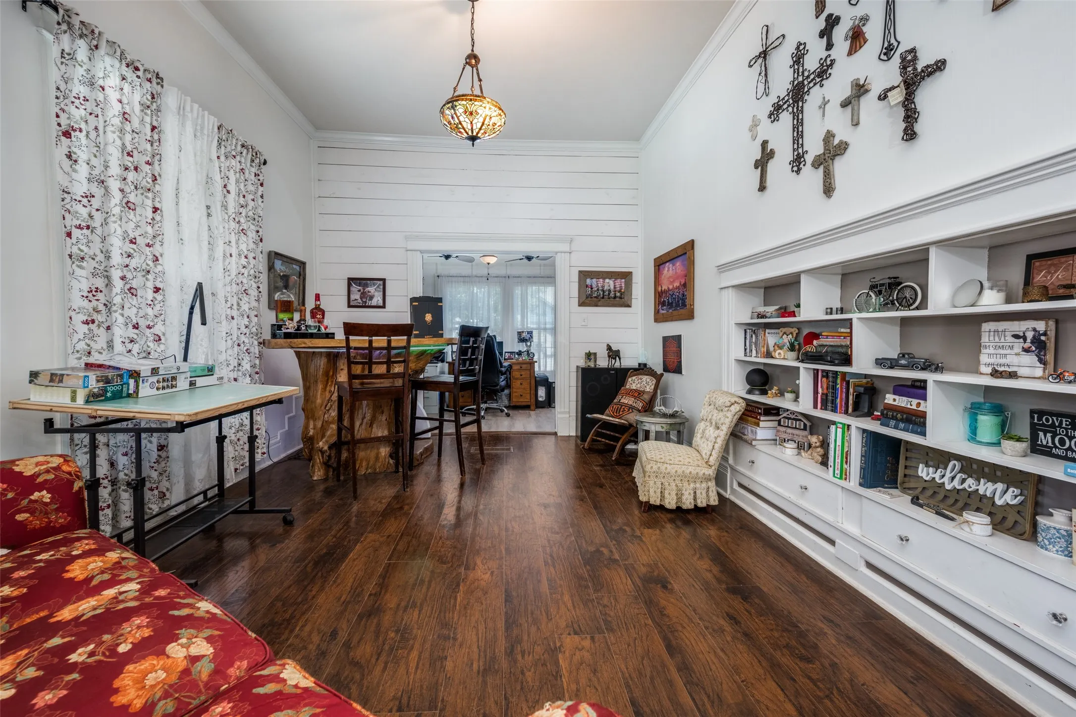 Single Family Residence For Sale in Montague County , 310 E Tarrant Street, Bowie, Texas 76230, 4 Bedroom, 3 Bathroom, 3 Garage spaces, 2,684 Sqft, built in 1907, Preowned, mls#21245306, Real Estate Agent in Bowie, Homes For Sale in Montague county, Homes For Sale in Bowie, Realtor in Bowie Texas, Real Estate Brokerage Independent Realty Texas, Luminita Cordes Realtor