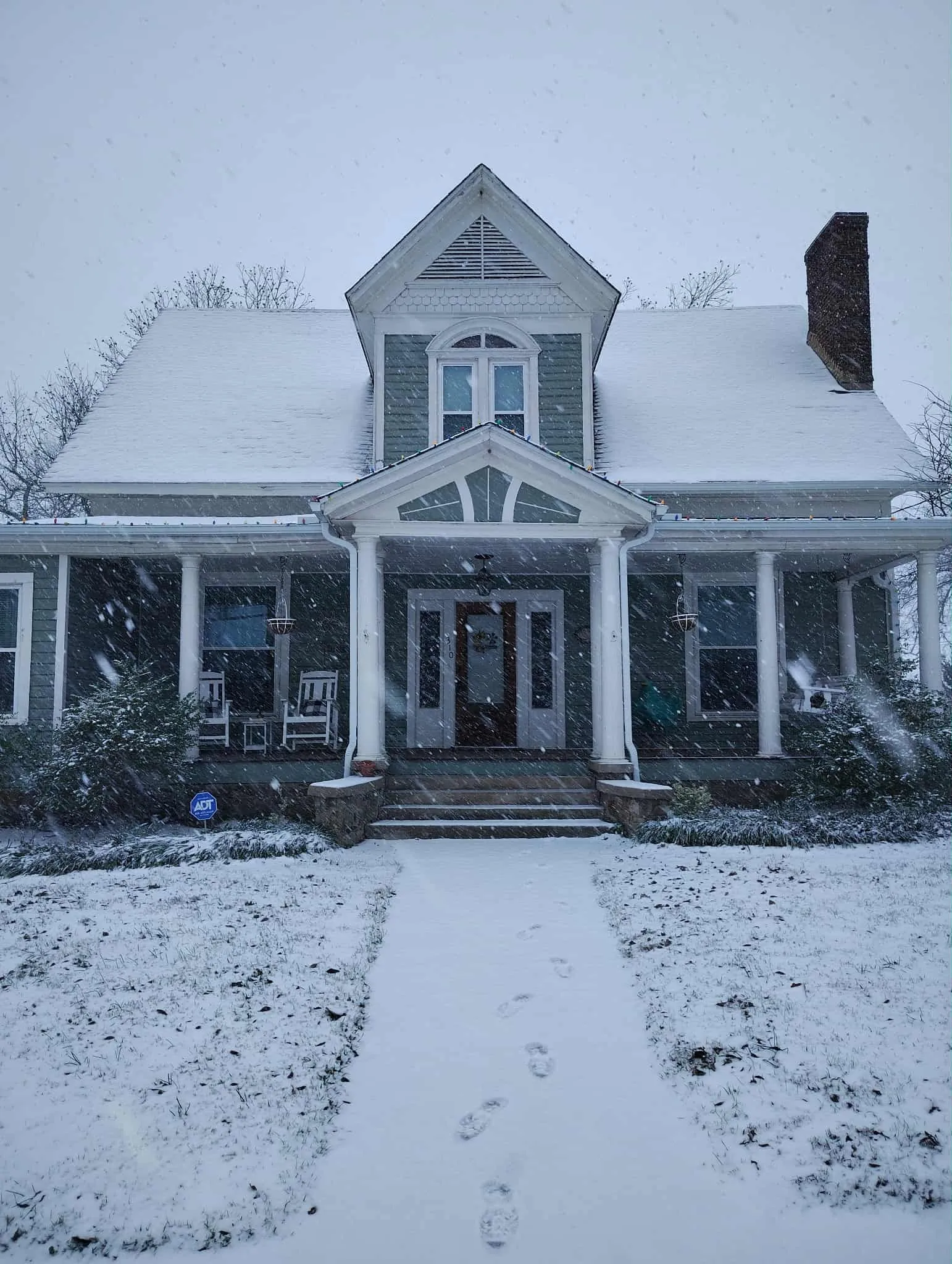 Single Family Residence For Sale in Montague County , 310 E Tarrant Street, Bowie, Texas 76230, 4 Bedroom, 3 Bathroom, 3 Garage spaces, 2,684 Sqft, built in 1907, Preowned, mls#21245306, Real Estate Agent in Bowie, Homes For Sale in Montague county, Homes For Sale in Bowie, Realtor in Bowie Texas, Real Estate Brokerage Independent Realty Texas, Luminita Cordes Realtor