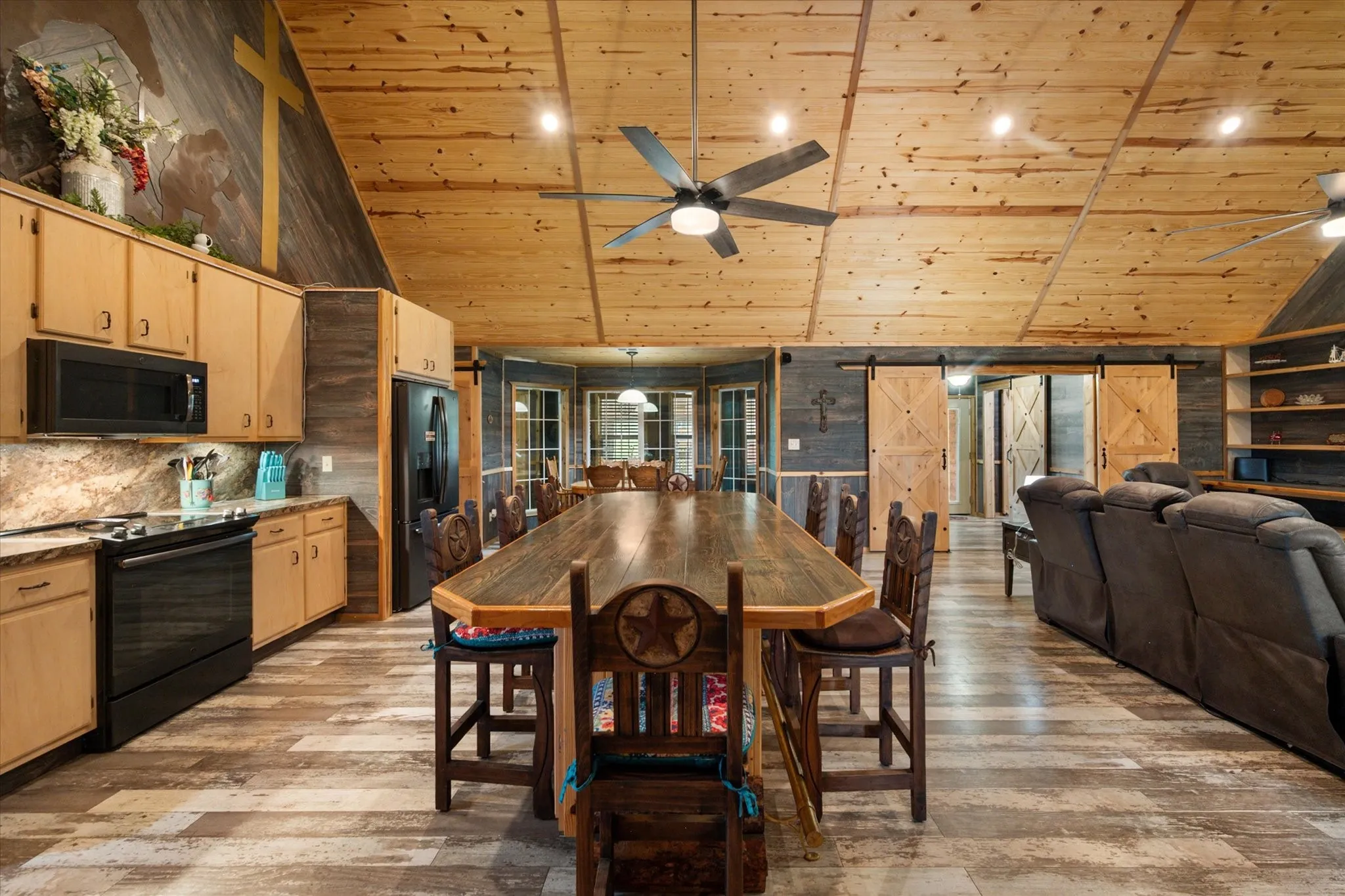 Single Family Residence For Sale in Navarro County , 130 SE County Road 3085, Corsicana, Texas 75109, 4 Bedroom, 3 Bathroom, 2 Garage spaces, 2,699 Sqft, built in 2019, Preowned, Price $539,000, mls#21236226, Real Estate Agent in Corsicana, Homes For Sale in Navarro county, Homes For Sale in Corsicana, Realtor in Corsicana Texas, Real Estate Brokerage Independent Realty Texas, Luminita Cordes Realtor