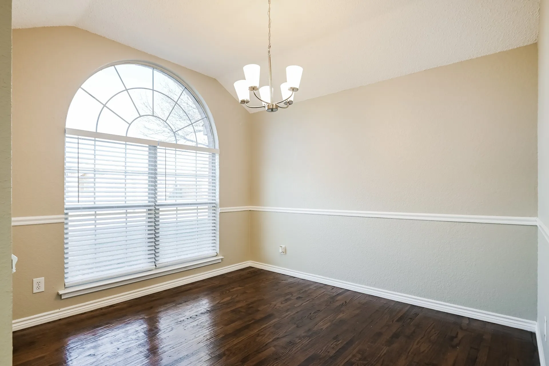 Single Family Residence For Rent in Dallas County , 2620 Buck Drive, Mesquite, Texas 75181, 3 Bedrooms, 2 Bathrooms, 2 Garage spaces, 1,583 Sqft, built in 1995, Preowned, Price $1,885, mls#21245309, Real Estate Agent in Mesquite, Homes For Rent in Dallas county, Homes For Rent in Mesquite, Realtor in Mesquite Texas, Real Estate Brokerage Independent Realty Texas, Luminita Cordes Realtor