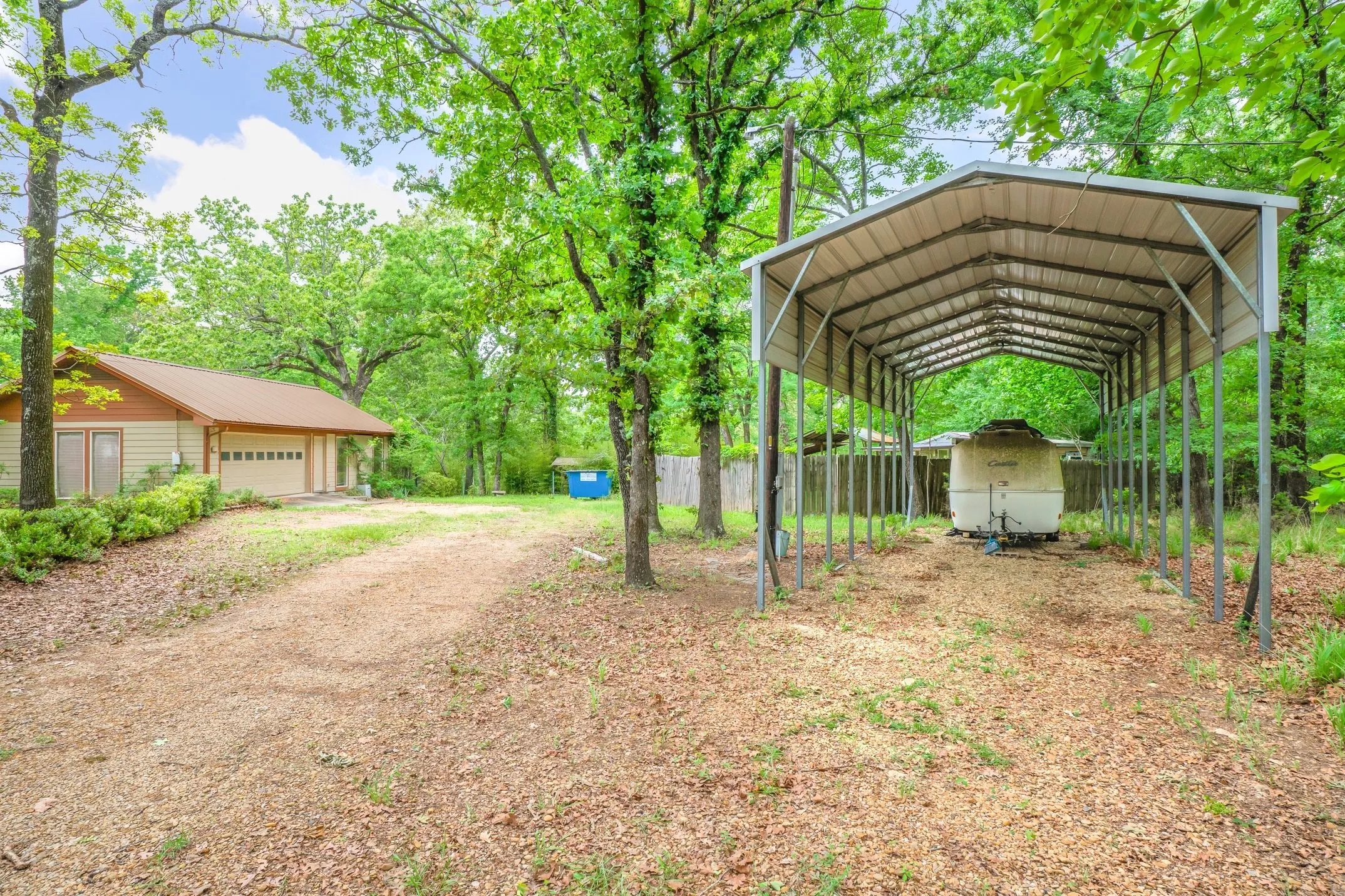 Single Family Residence For Sale in Van Zandt County , 584 VZ County Road 4125, Canton, Texas 75103, 3 Bedroom, 2 Bathroom, 2 Garage spaces, 2,632 Sqft, built in 1999, mls#21245255, Real Estate Agent in Canton, Homes For Sale in Van Zandt county, Homes For Sale in Canton, Realtor in Canton Texas, Real Estate Brokerage Independent Realty Texas, Luminita Cordes Realtor